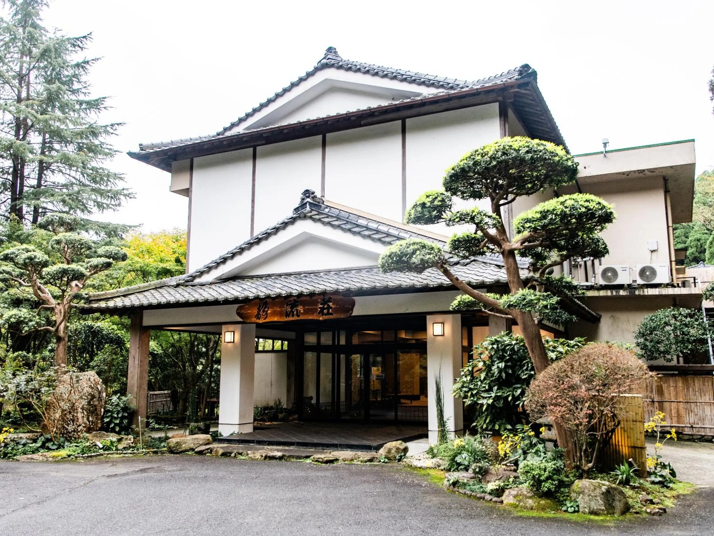Property building in Kirishima Momijidani Seiryuso