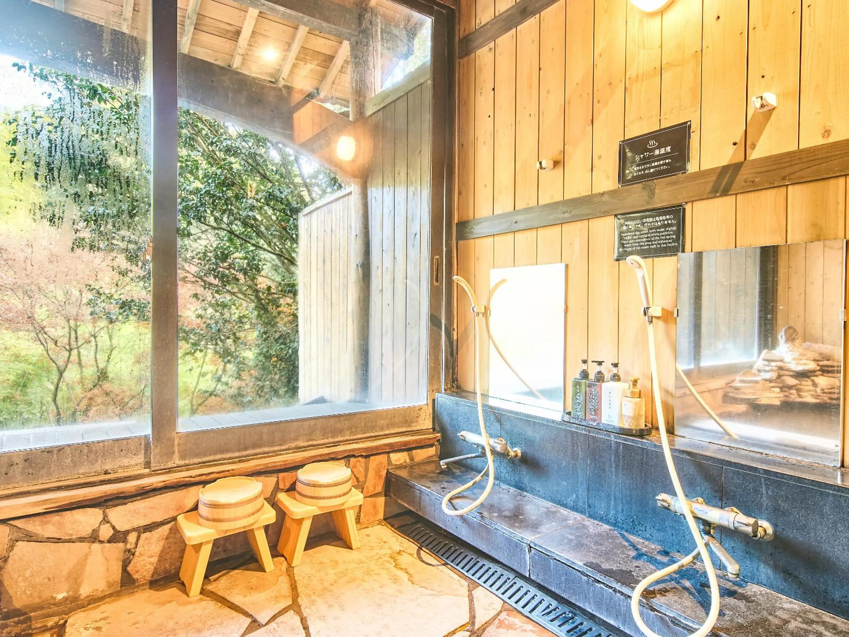 Family in Kirishima Momijidani Seiryuso