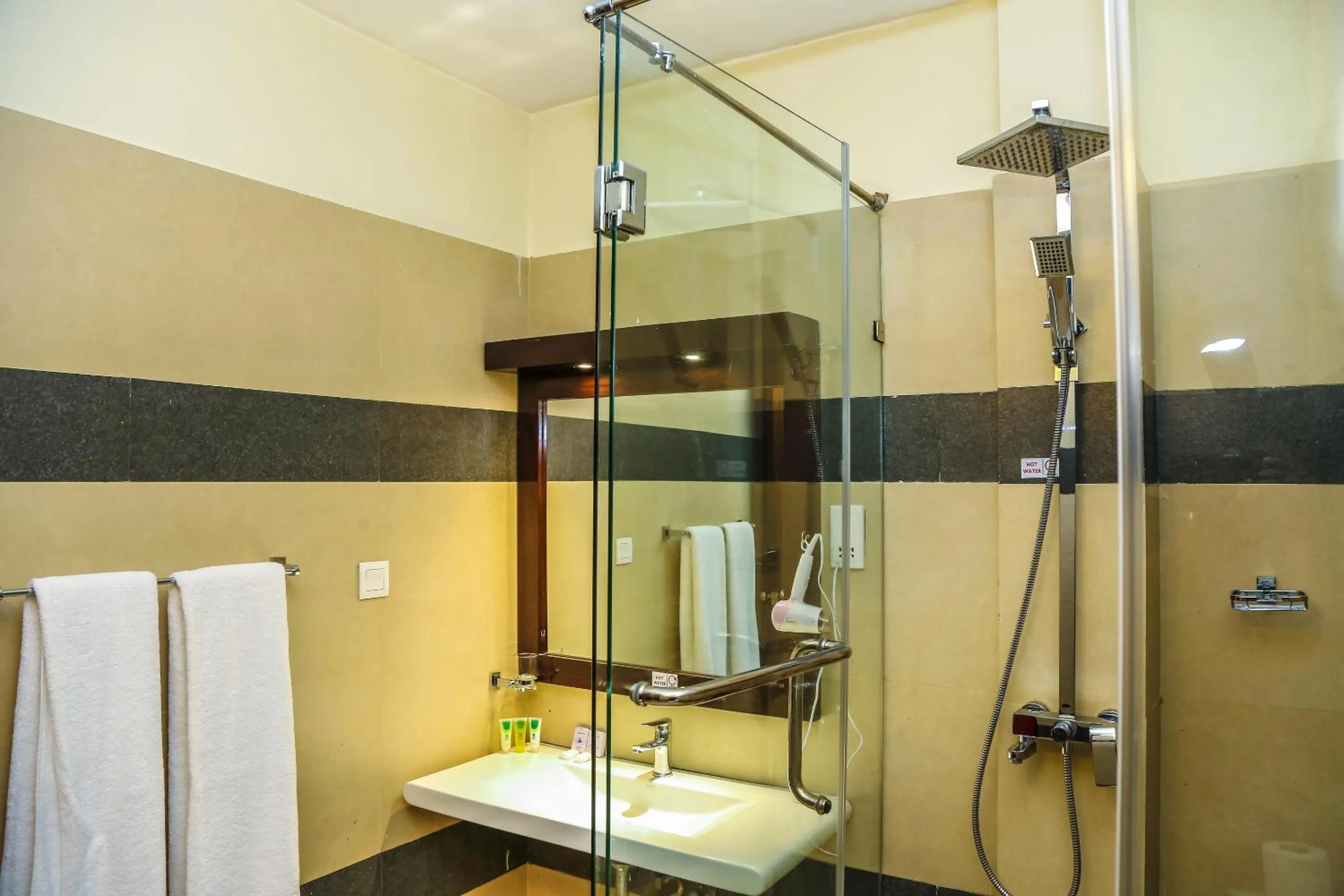 Shower in Oak Ray City Hotel