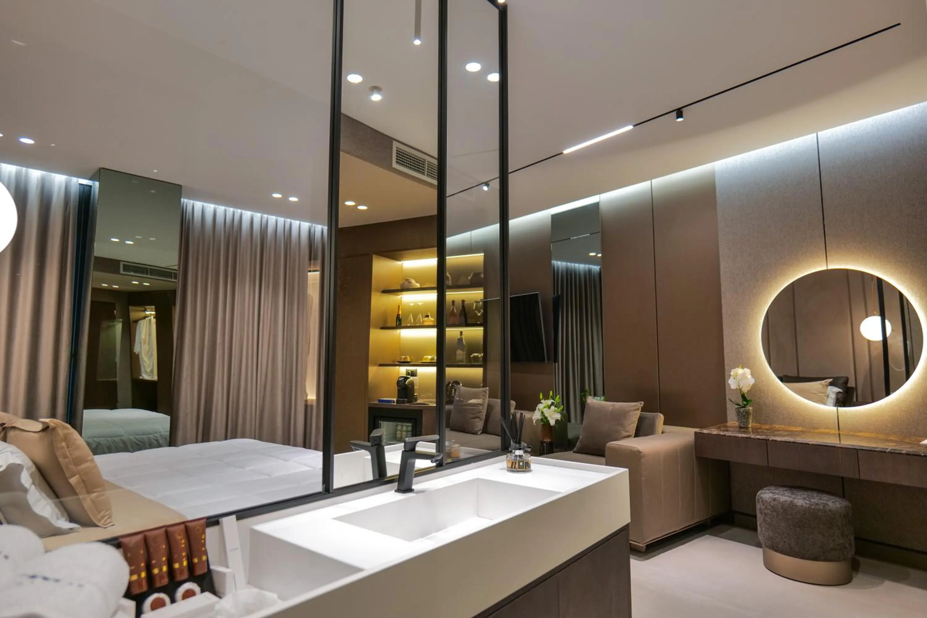 Bathroom, Bed in Hotel Miramare