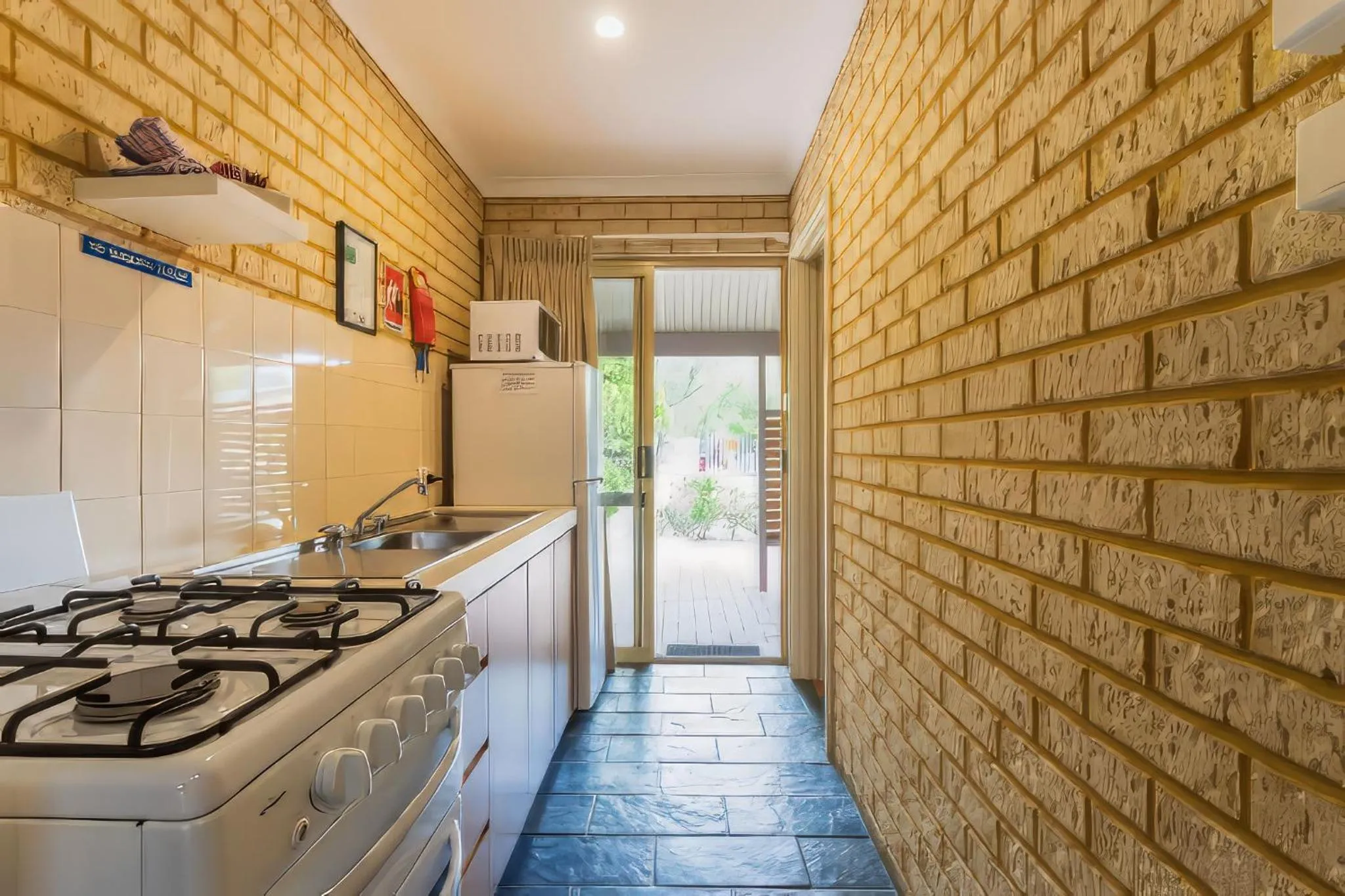 kitchen in Busselton Villas and Glamping Village