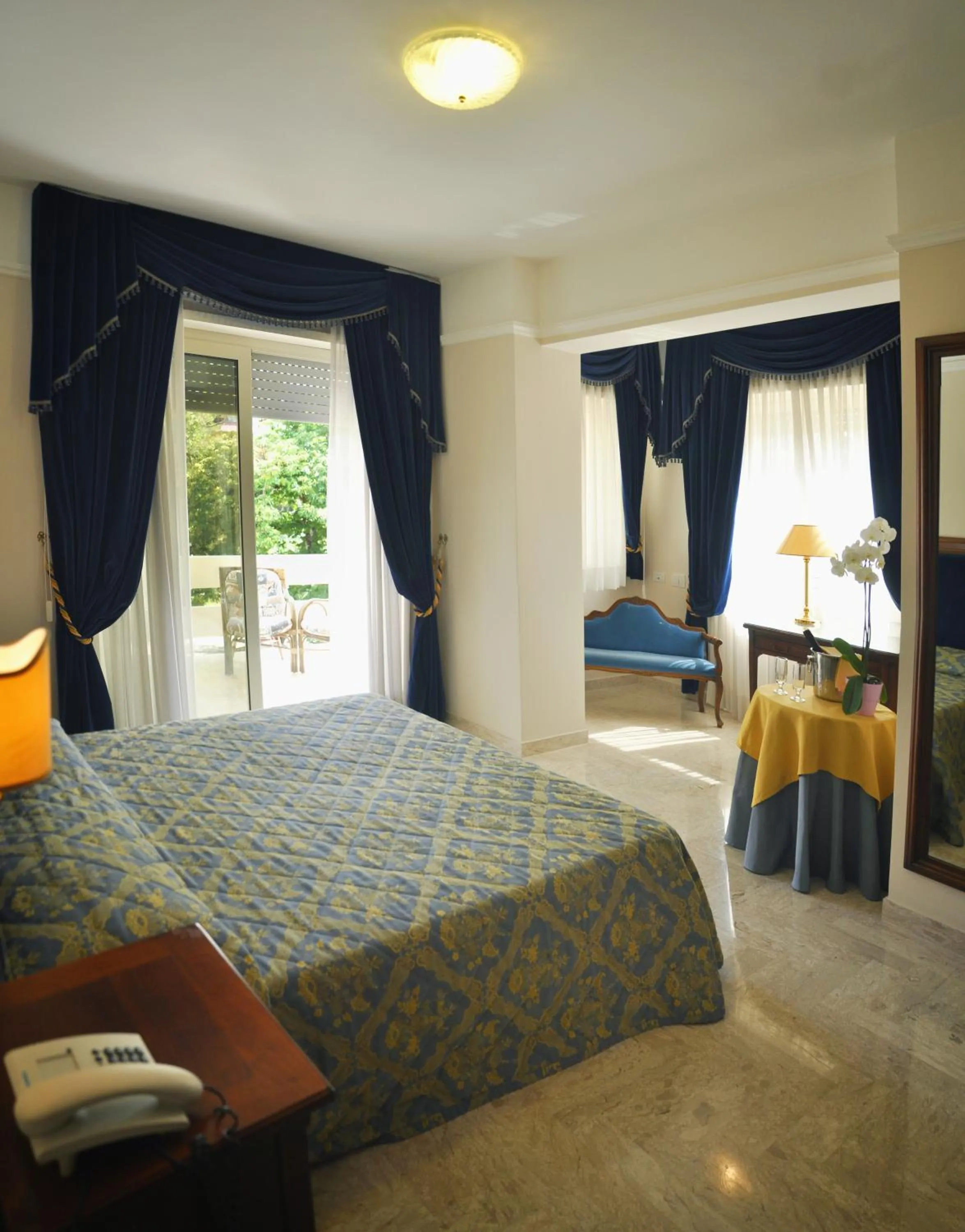 Balcony/Terrace, Bed in Mondial Park Hotel