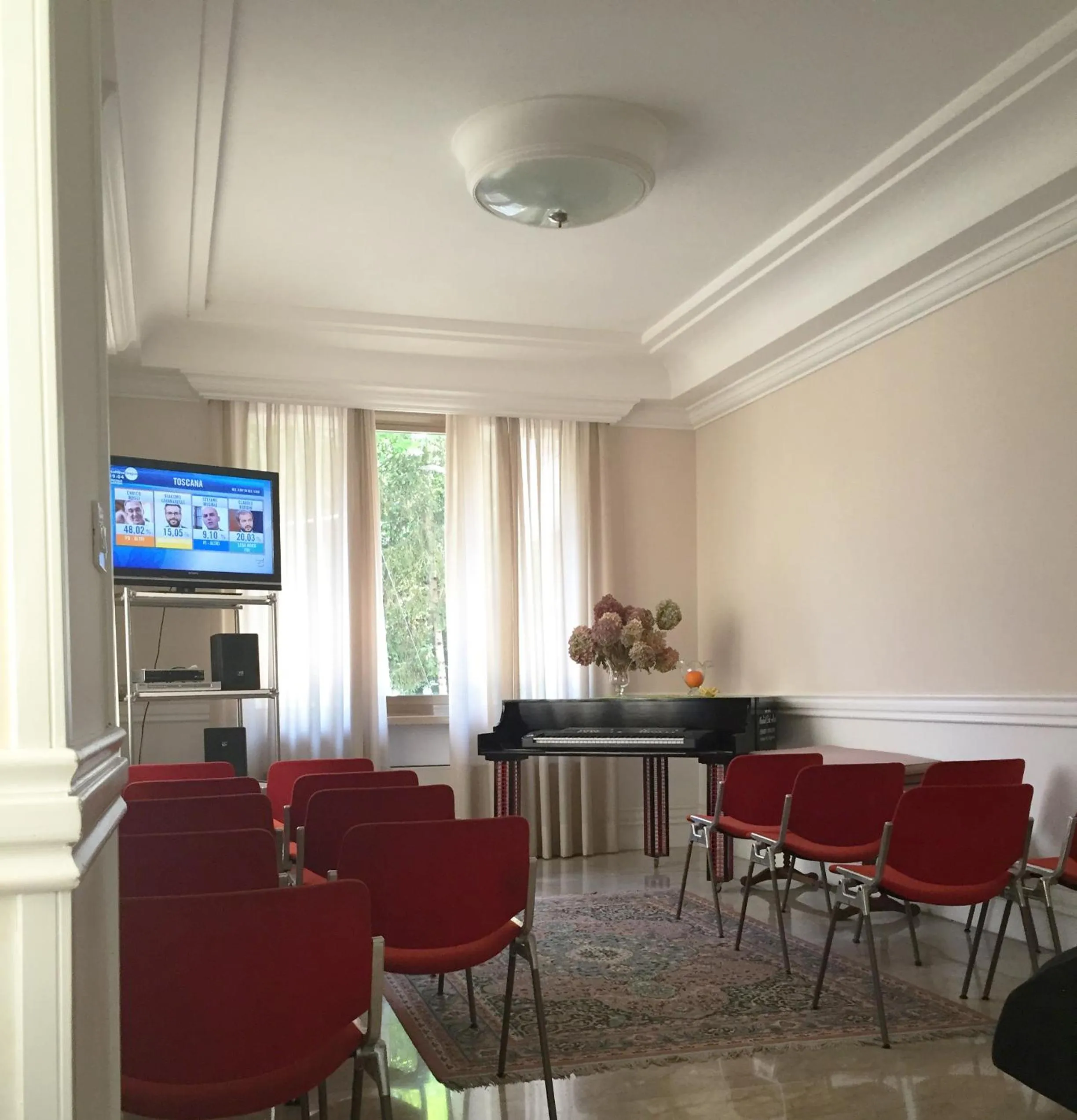 Communal lounge/ TV room in Mondial Park Hotel