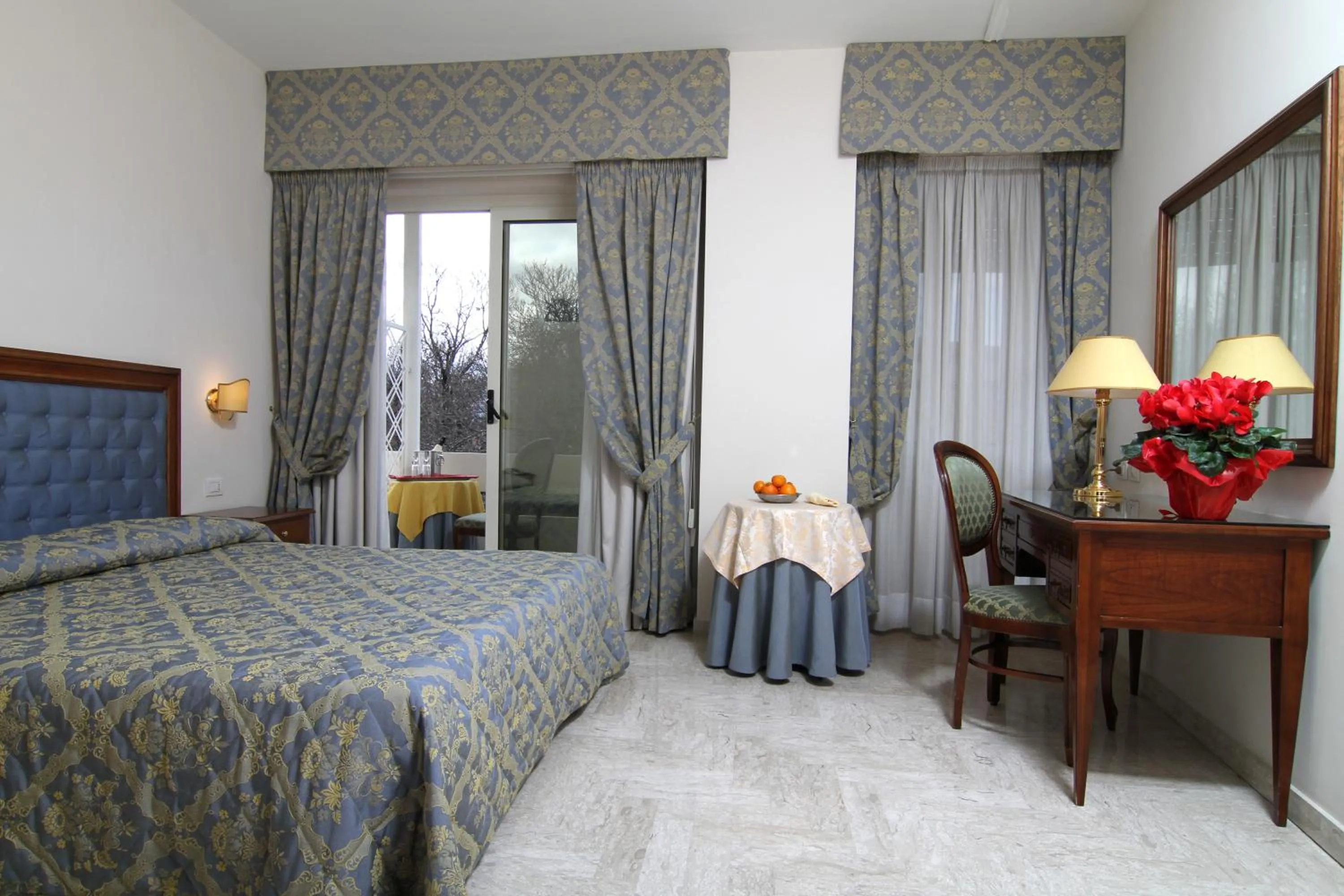 Balcony/Terrace, Bed in Mondial Park Hotel