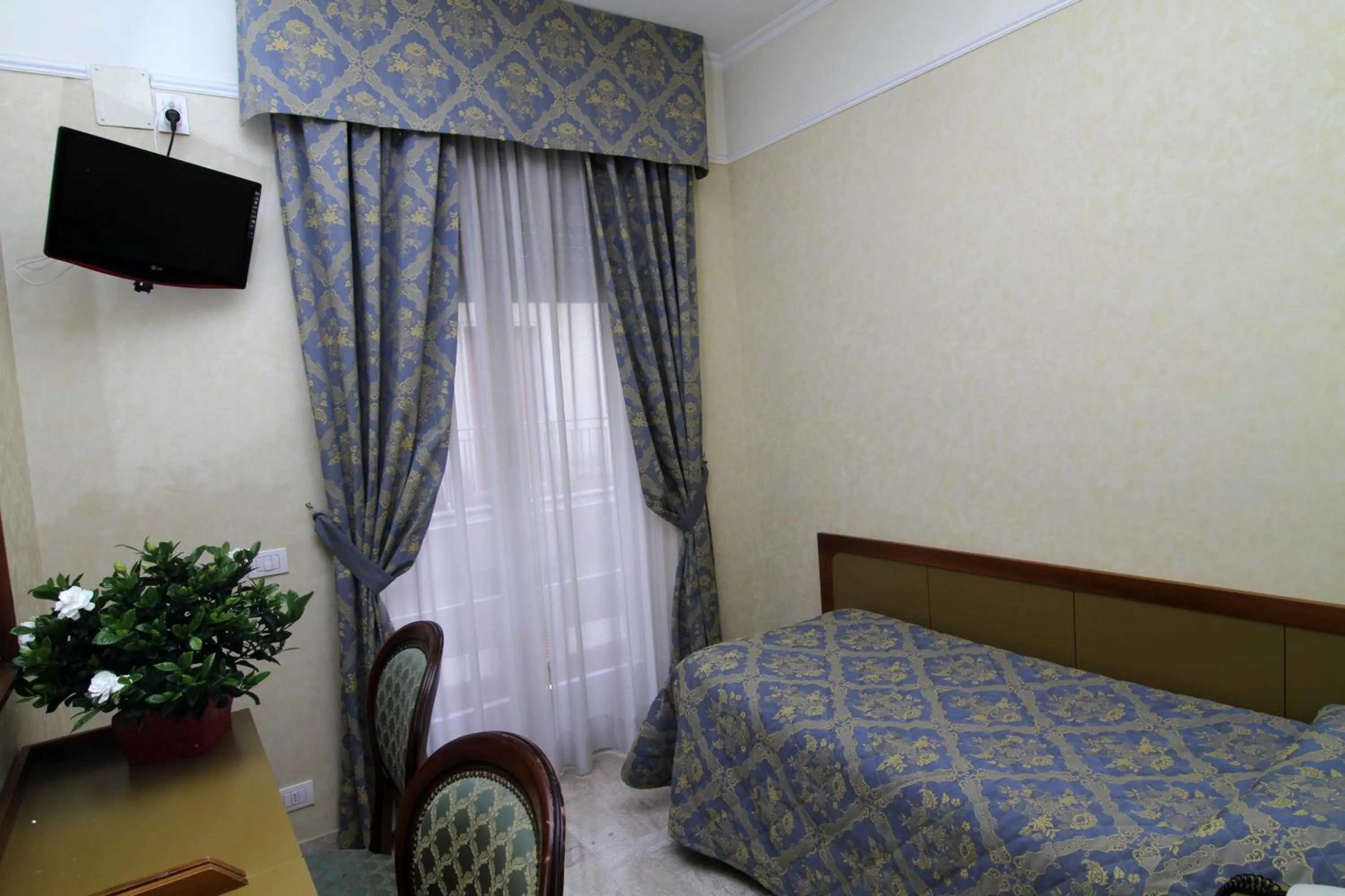 Bedroom, Bed in Mondial Park Hotel