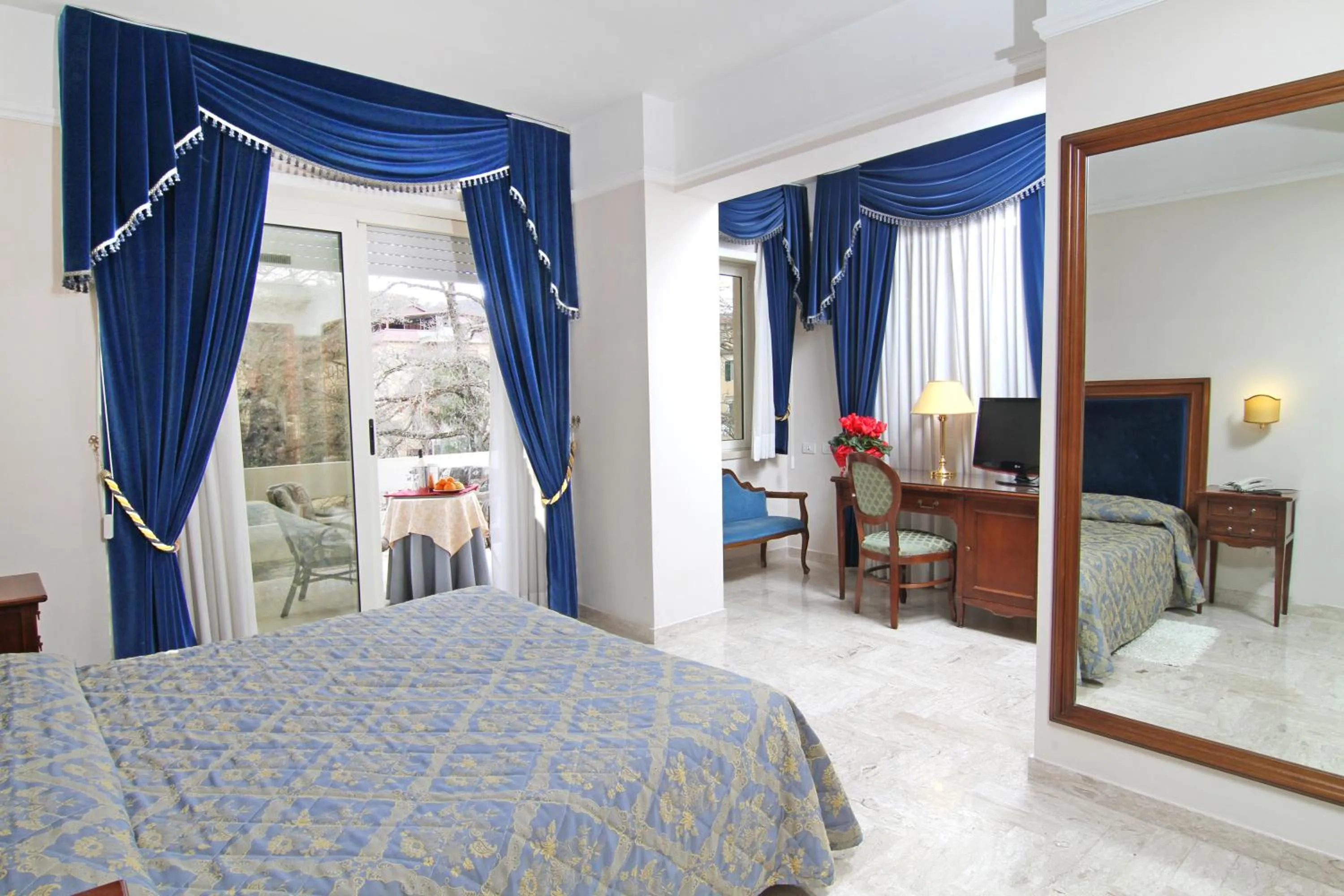 Hot Tub, Bed in Mondial Park Hotel