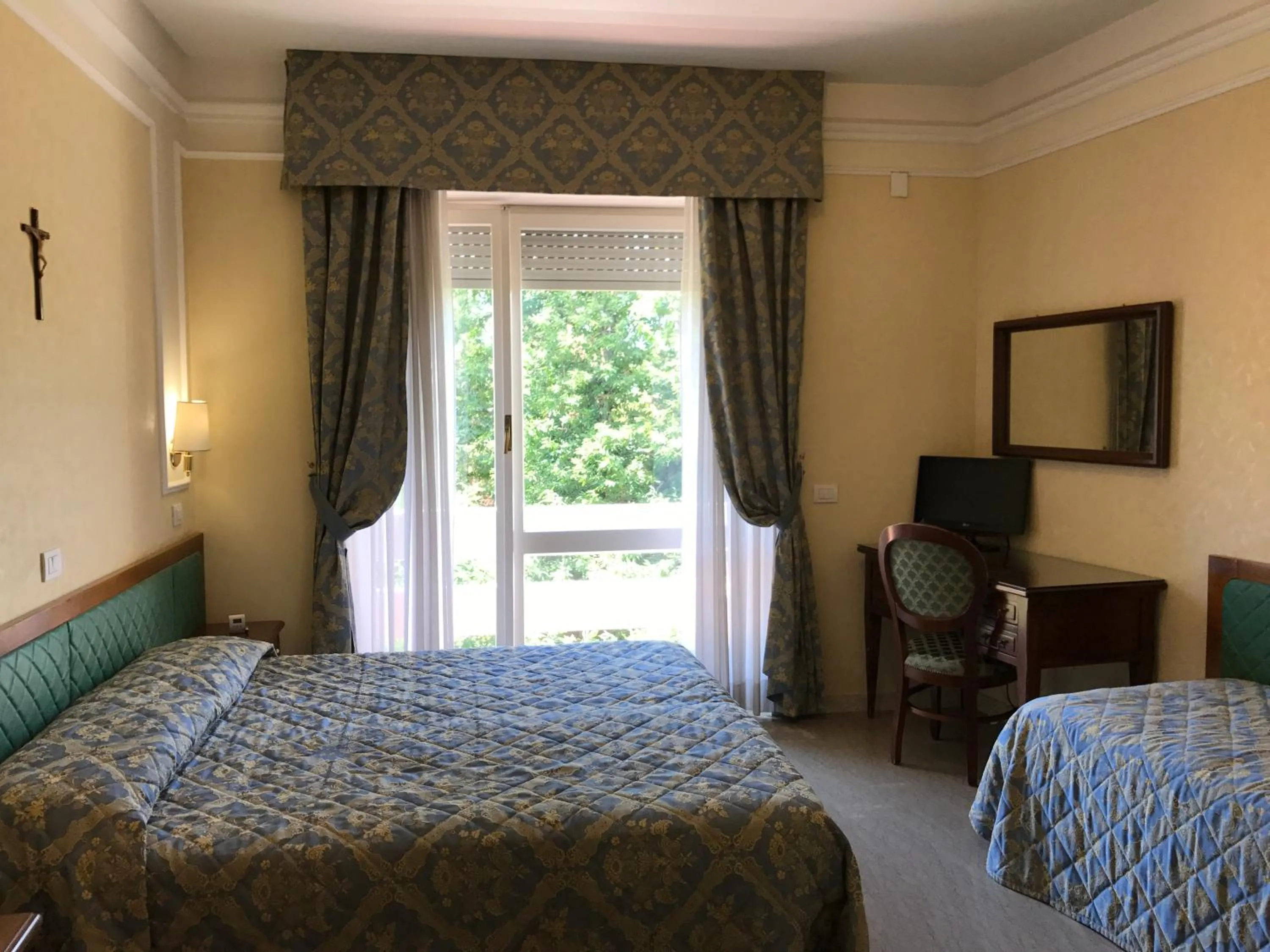 Bedroom, Bed in Mondial Park Hotel