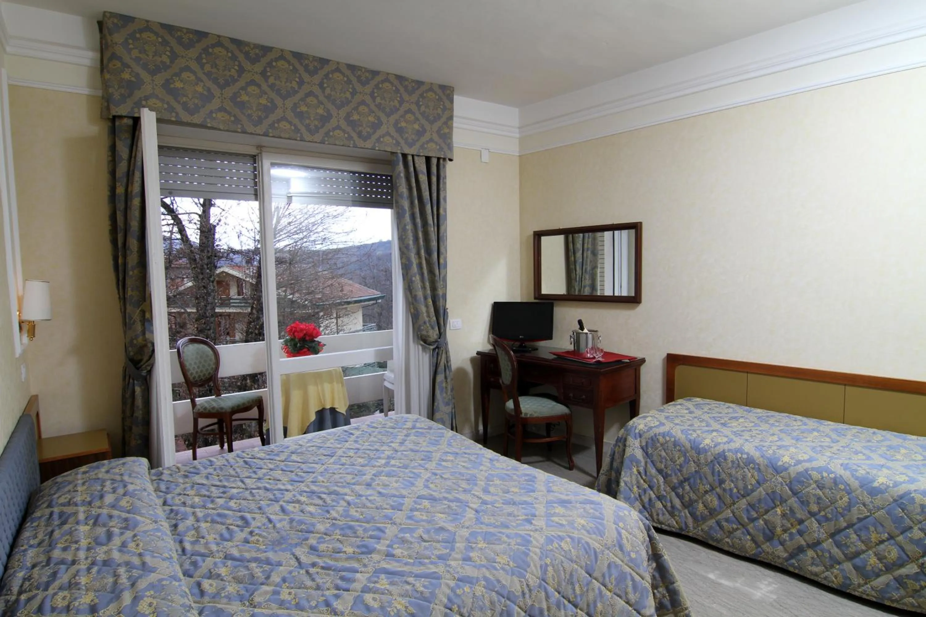 Shower, Bed in Mondial Park Hotel