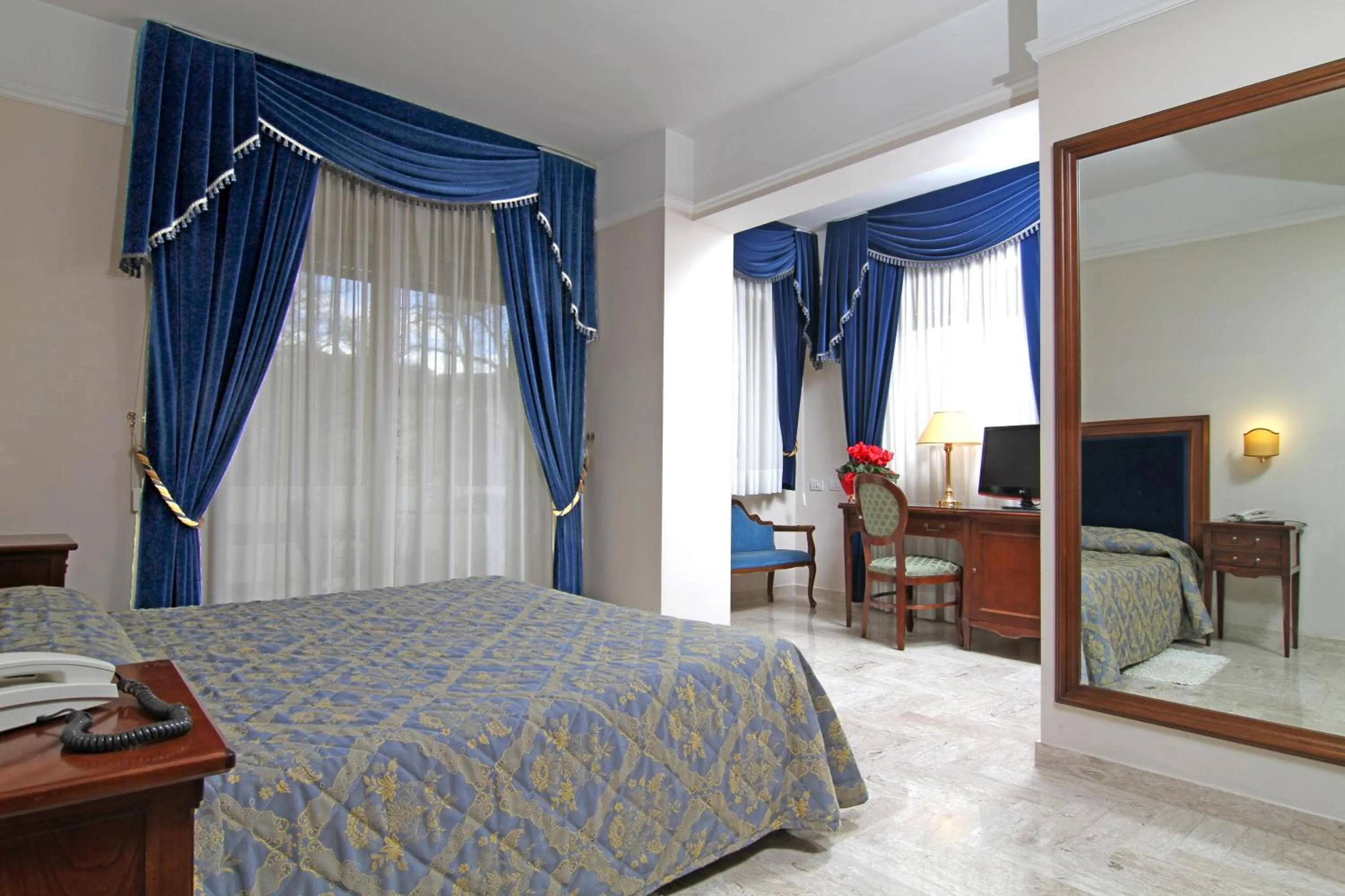 Bedroom, Bed in Mondial Park Hotel