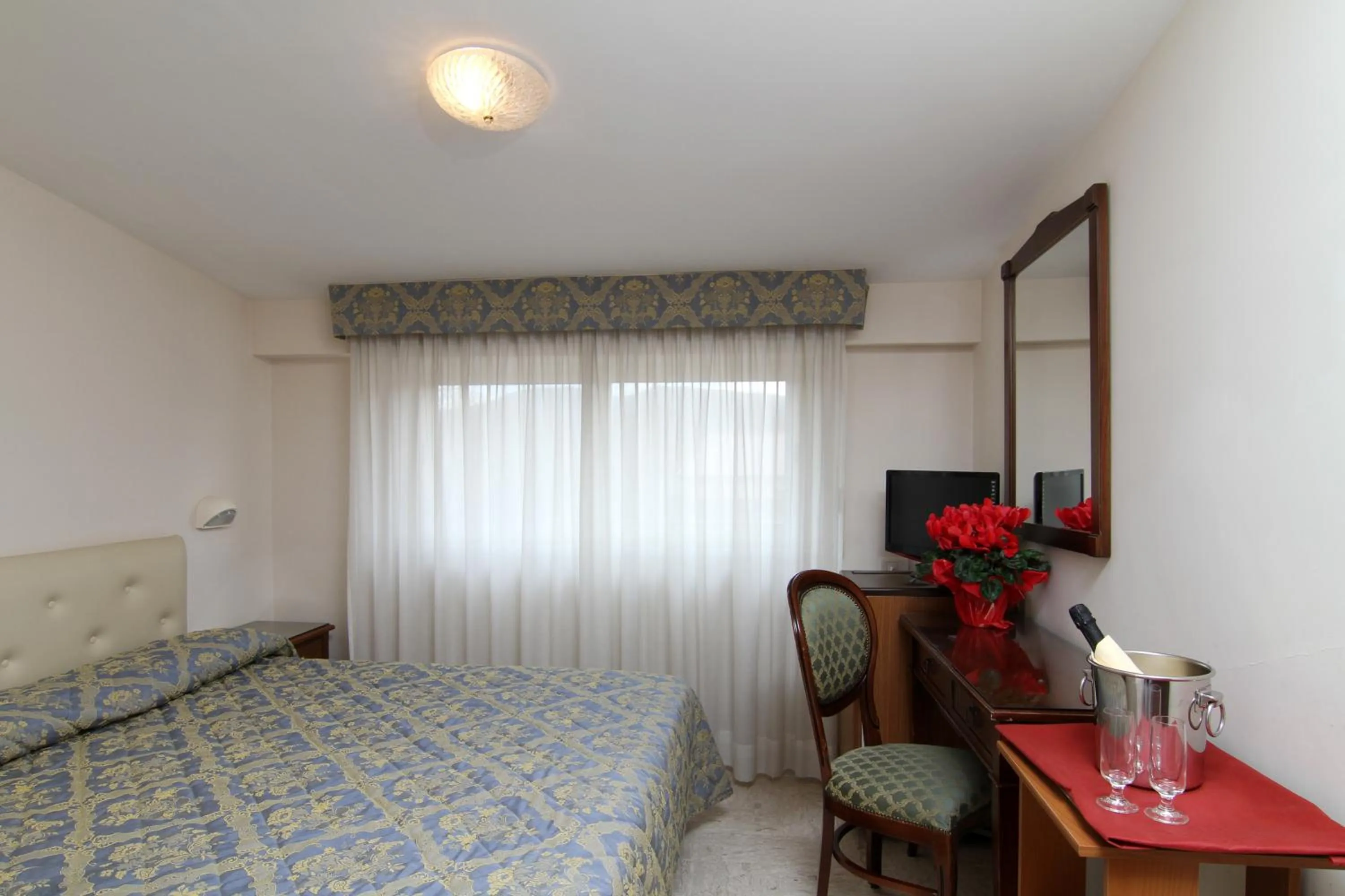 Bedroom, Bed in Mondial Park Hotel