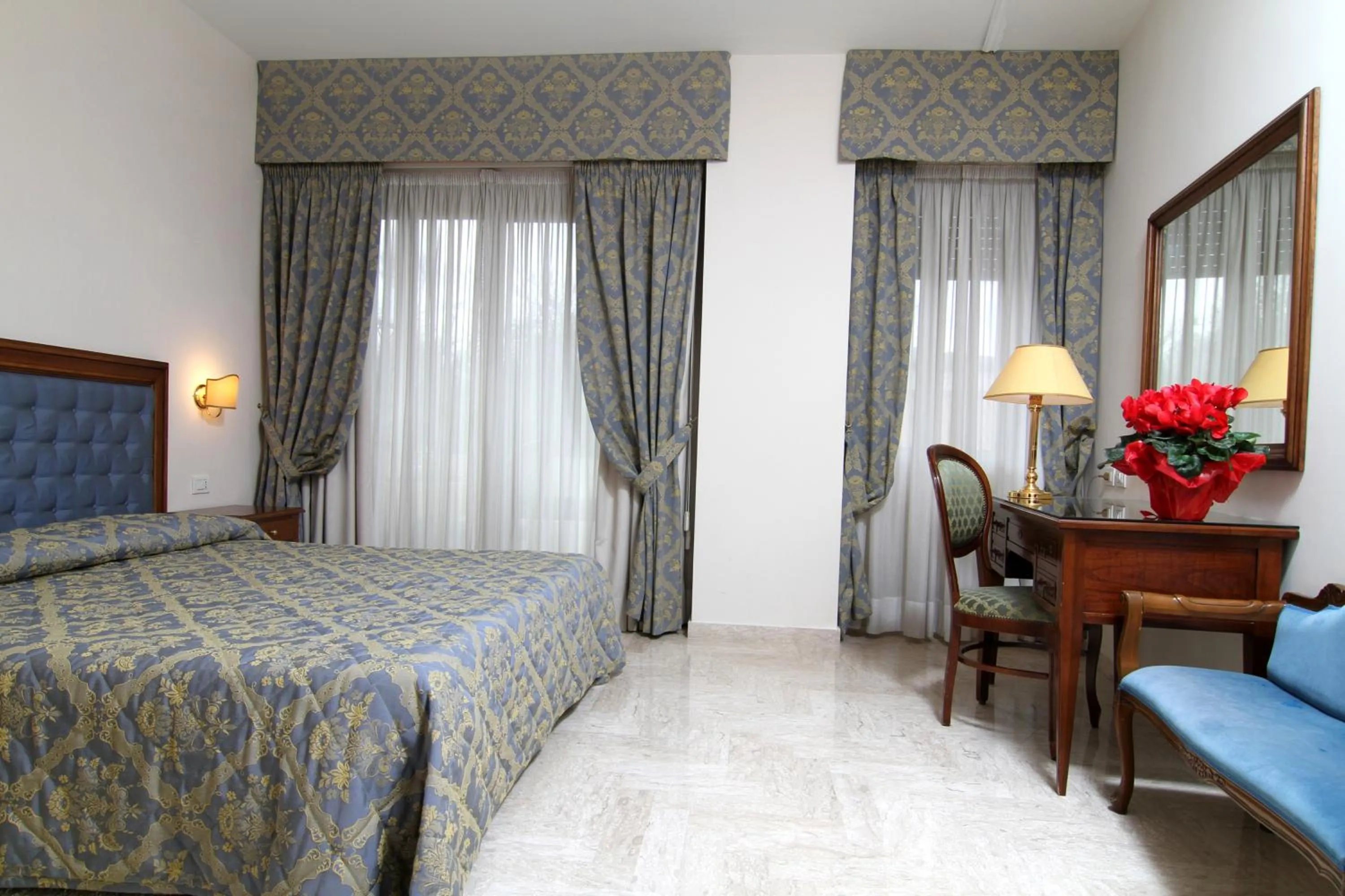 Bedroom, Bed in Mondial Park Hotel