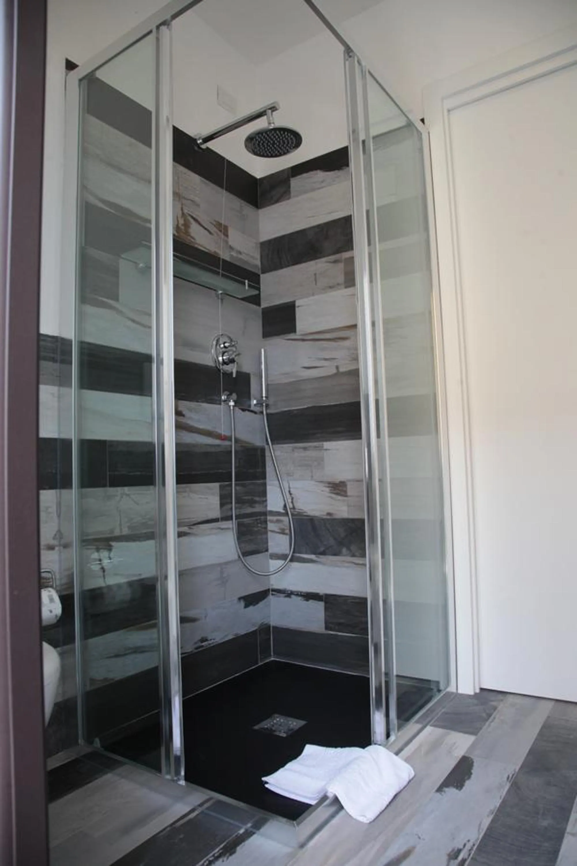 Shower in Residenza RoMa