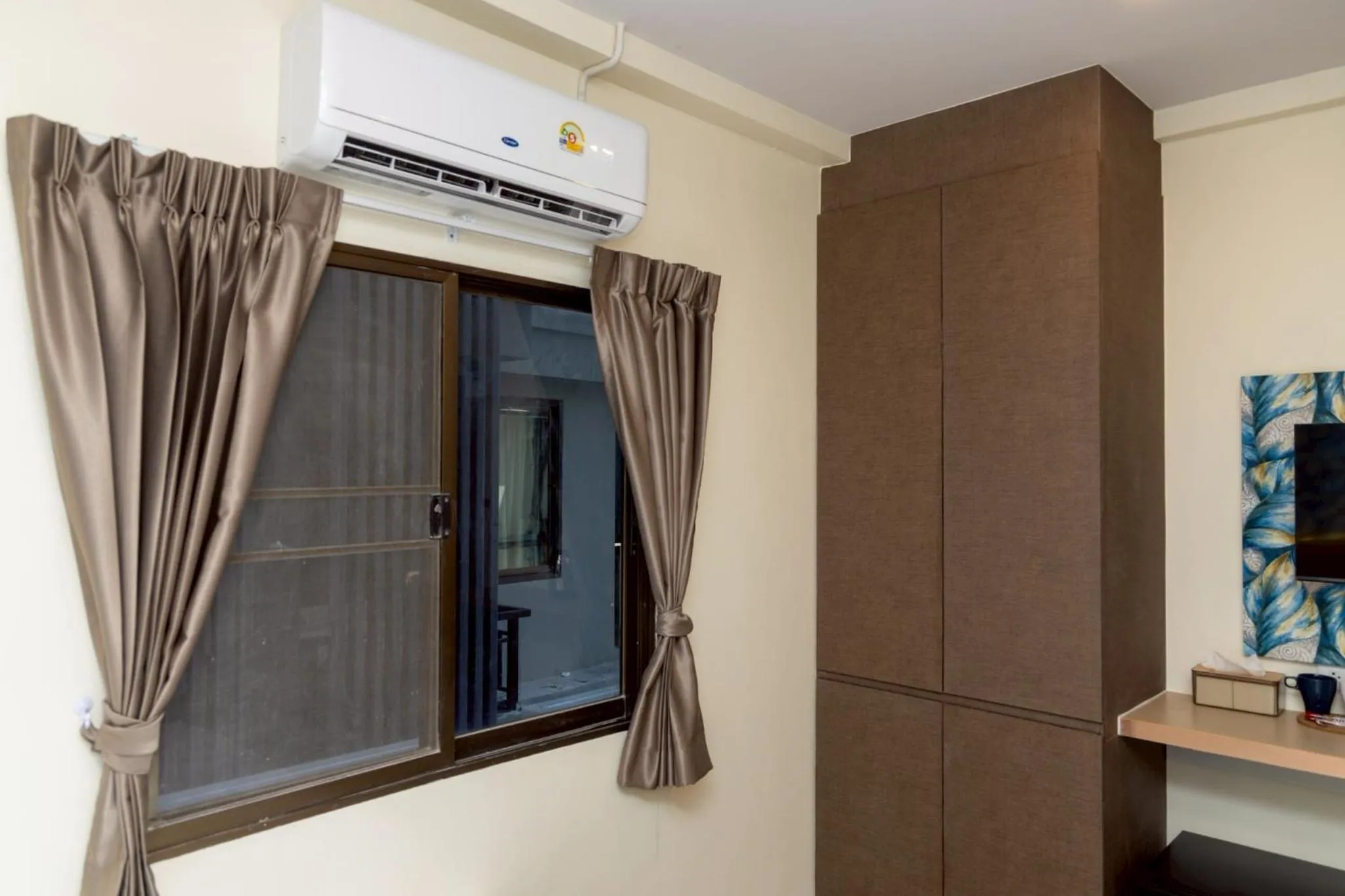 wardrobe in Sea Inn Pattaya