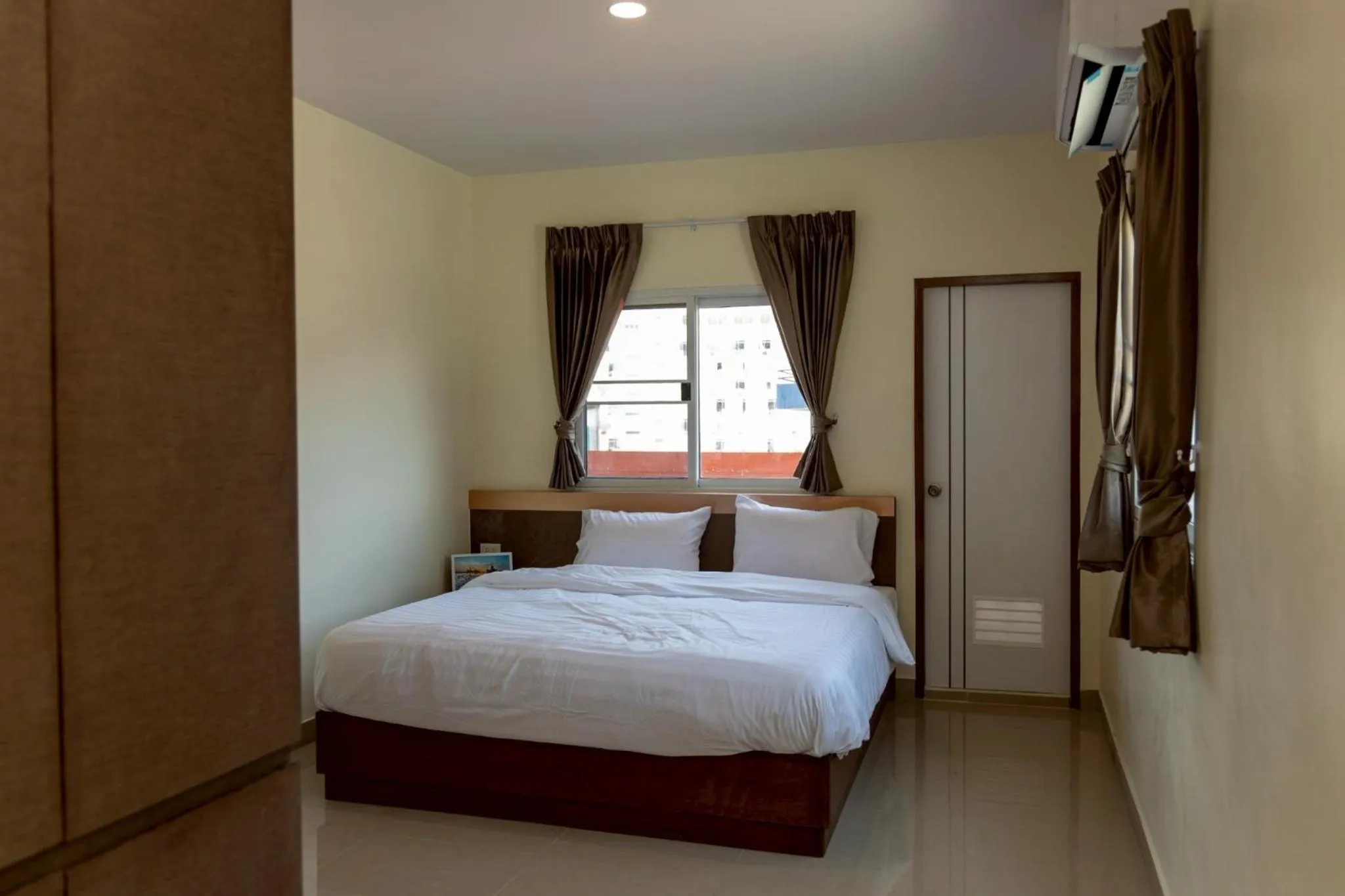 Bed in Sea Inn Pattaya