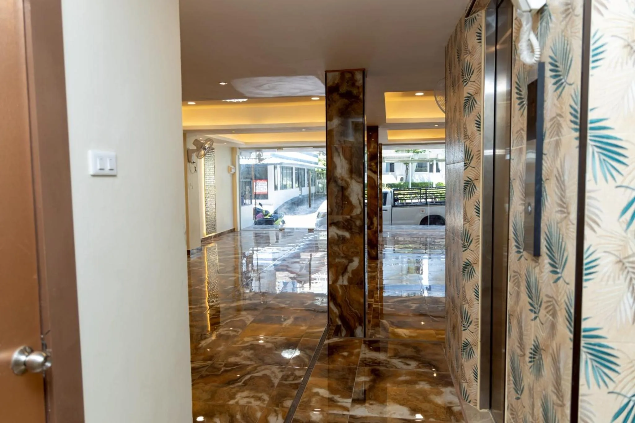 elevator in Sea Inn Pattaya