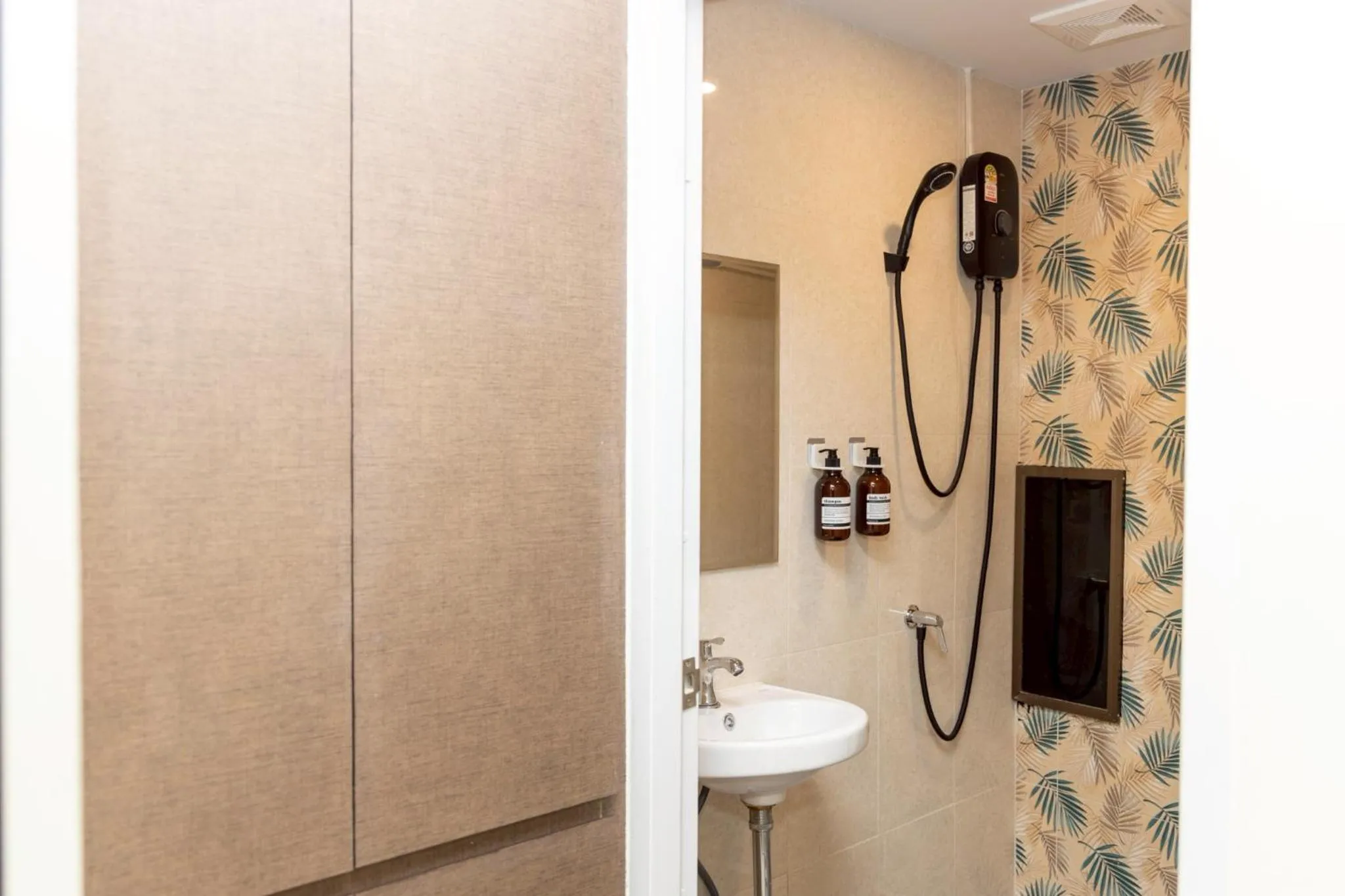 Bathroom in Sea Inn Pattaya