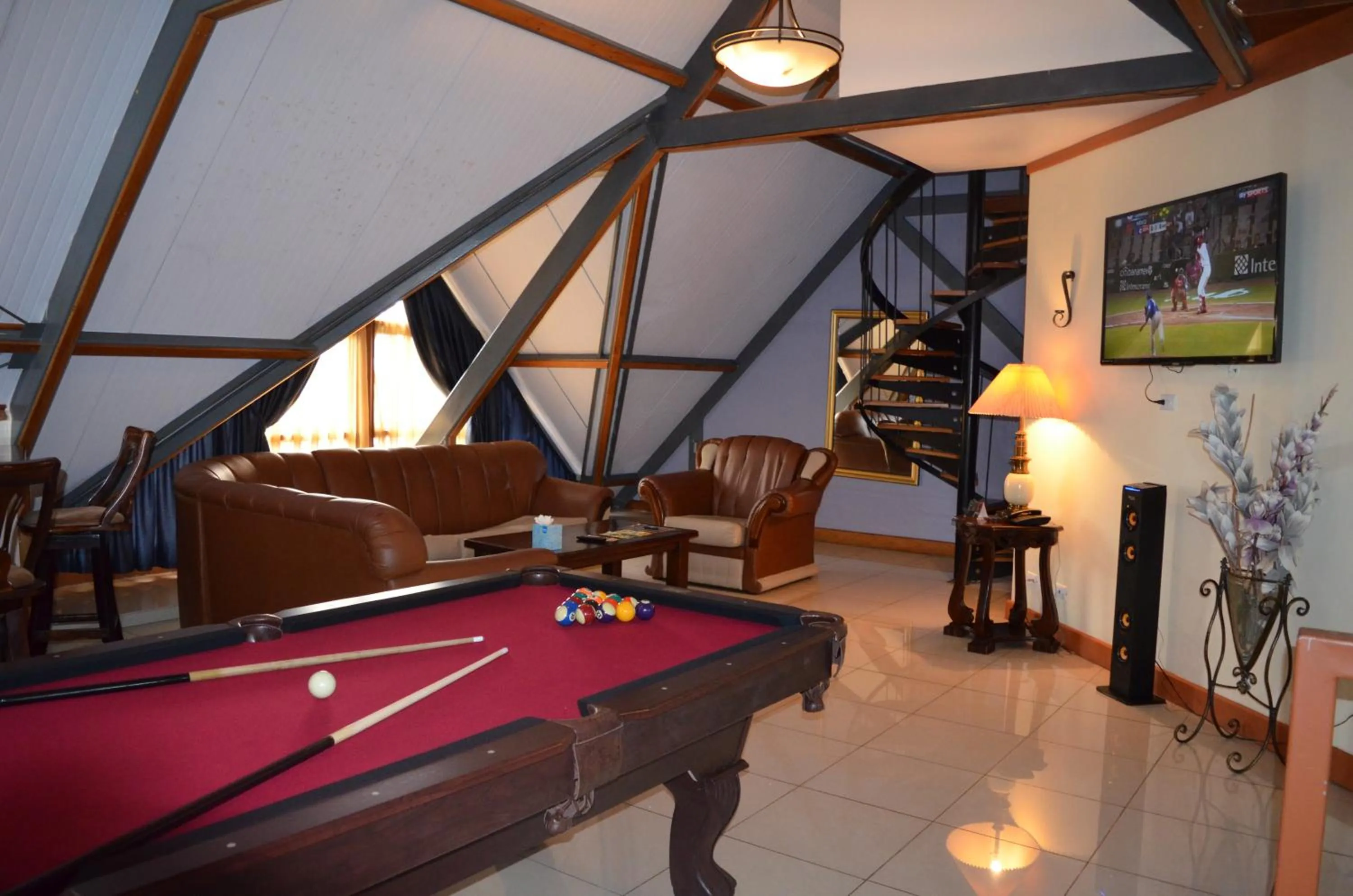Billiard in Sportsmens Lodge - Gentlemen's Club