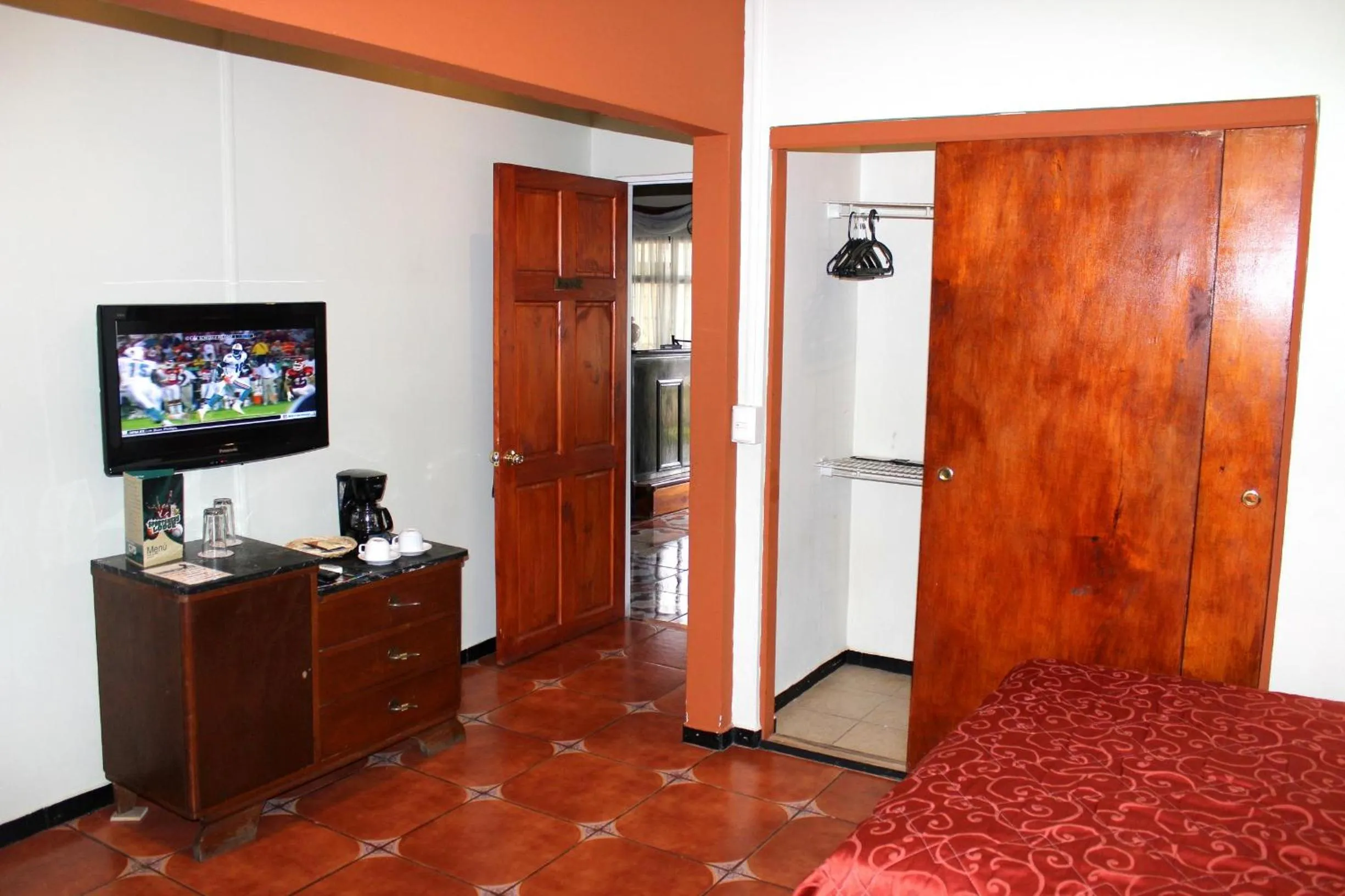 TV and multimedia, Bed in Sportsmens Lodge - Gentlemen's Club
