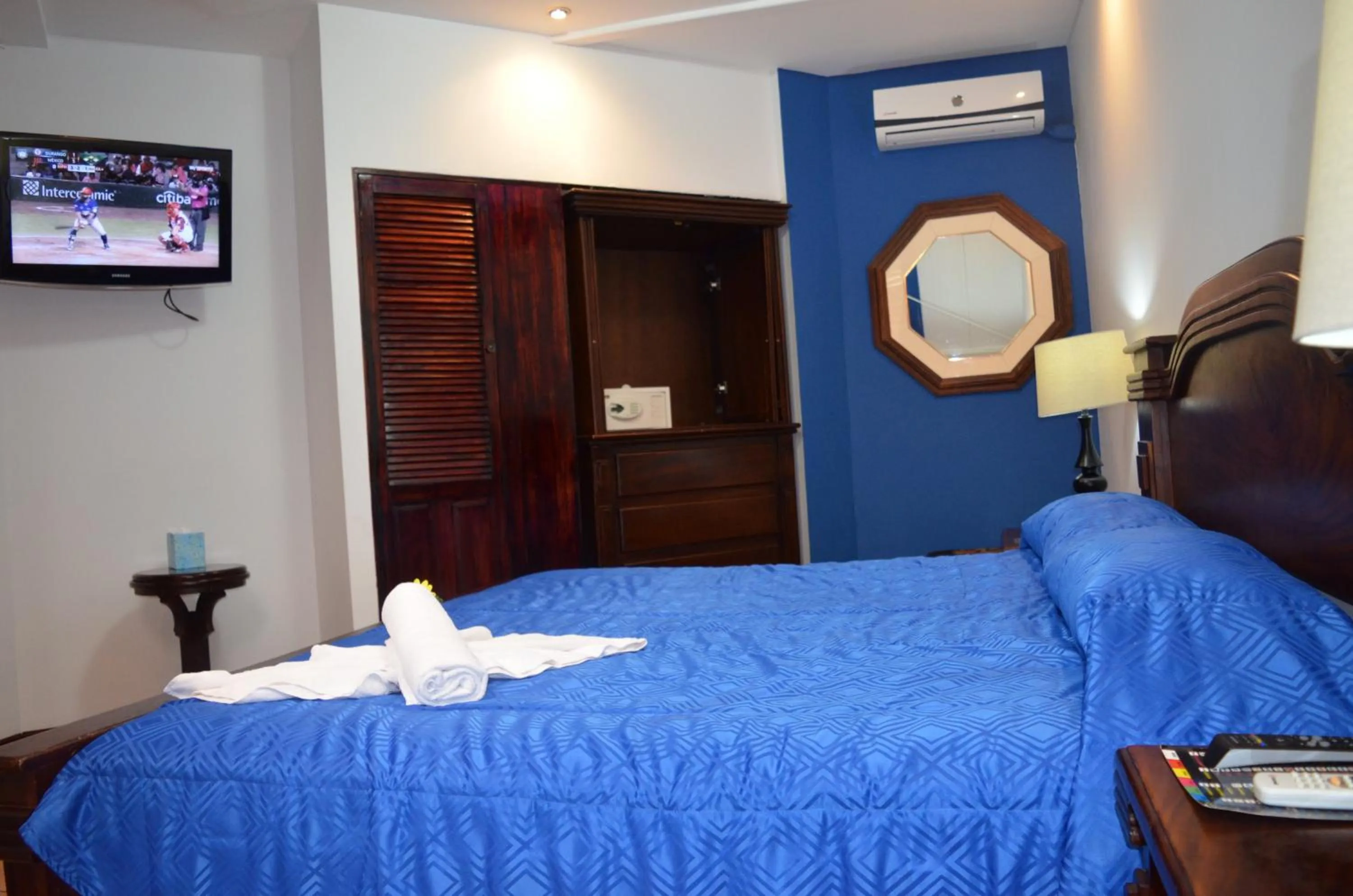 Bed in Sportsmens Lodge - Gentlemen's Club