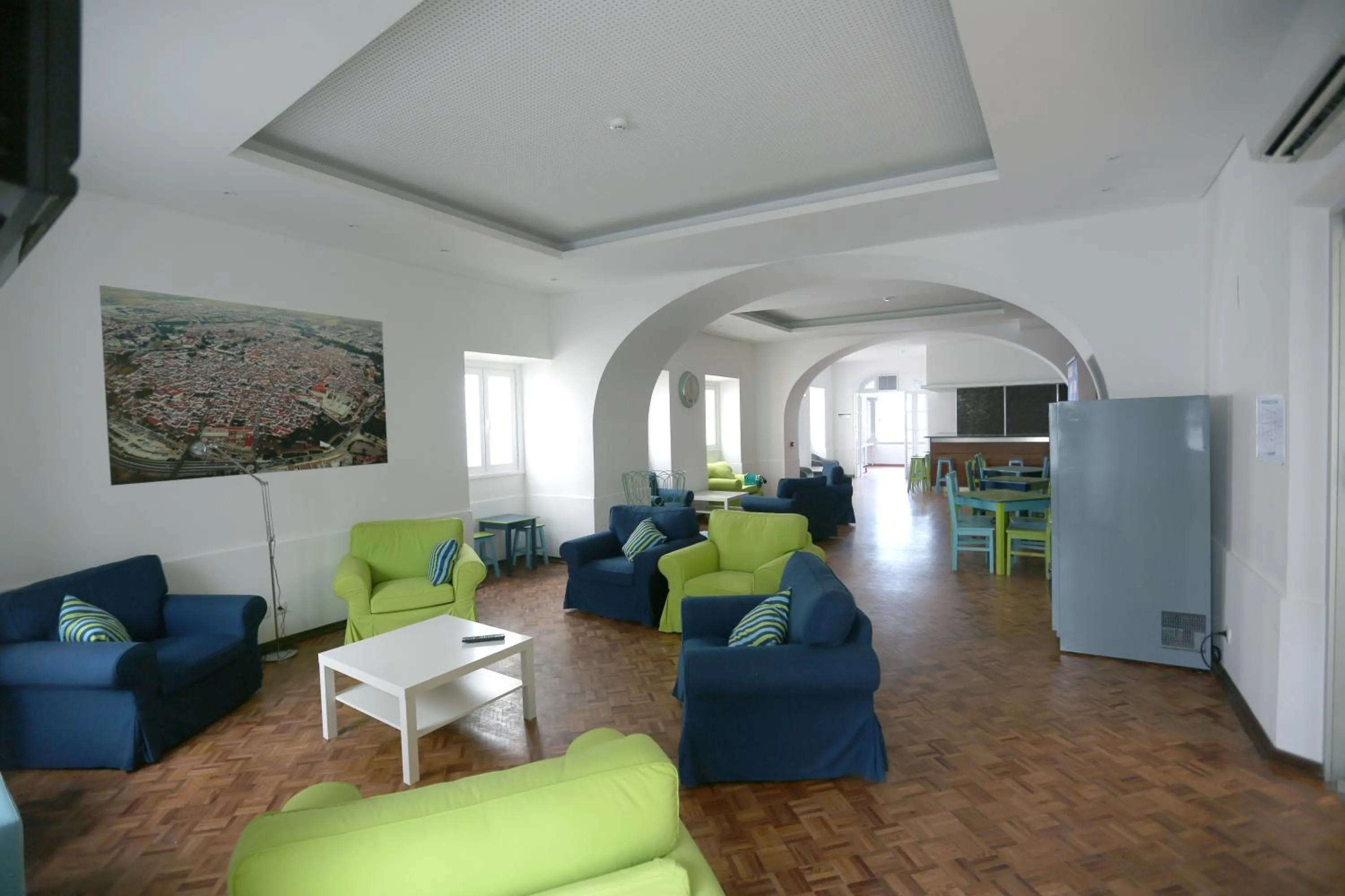 Communal lounge/ TV room in HI Évora – Pousada de Juventude