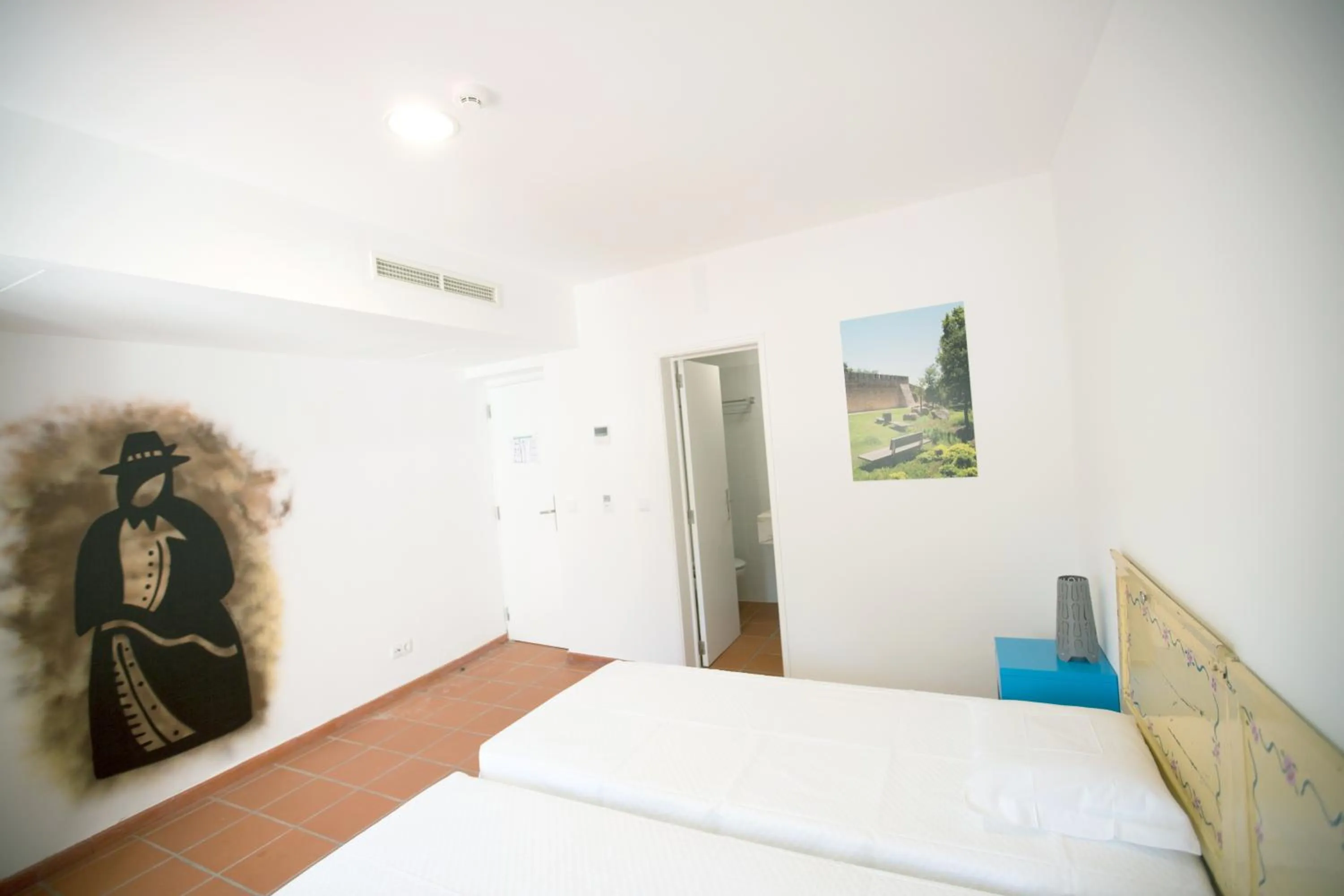 Decorative detail, Bed in HI Évora – Pousada de Juventude