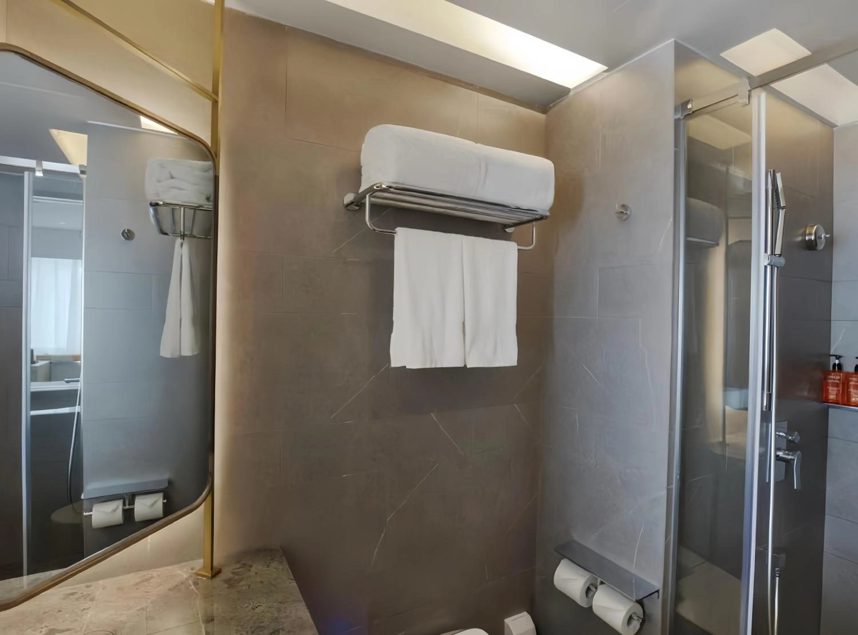 Bathroom in Orange Beijing Yansha Landmark Hotel