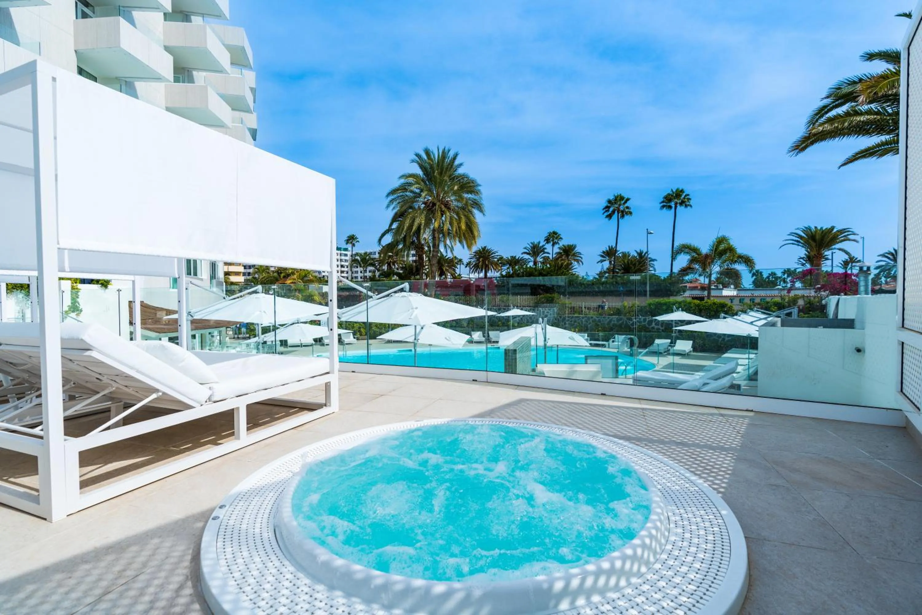 Swimming pool in HL Rondo Hotel