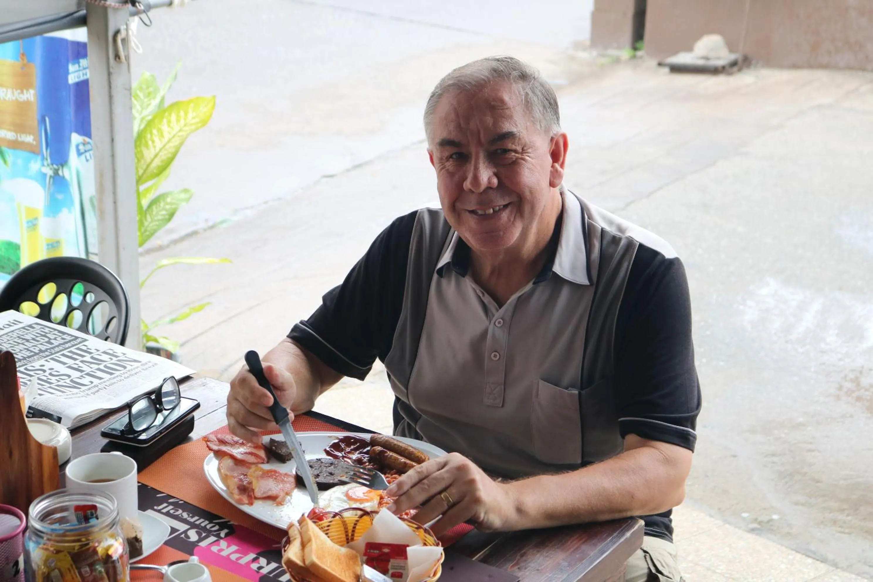 Restaurant/places to eat in Hideaway Guest House And Bar