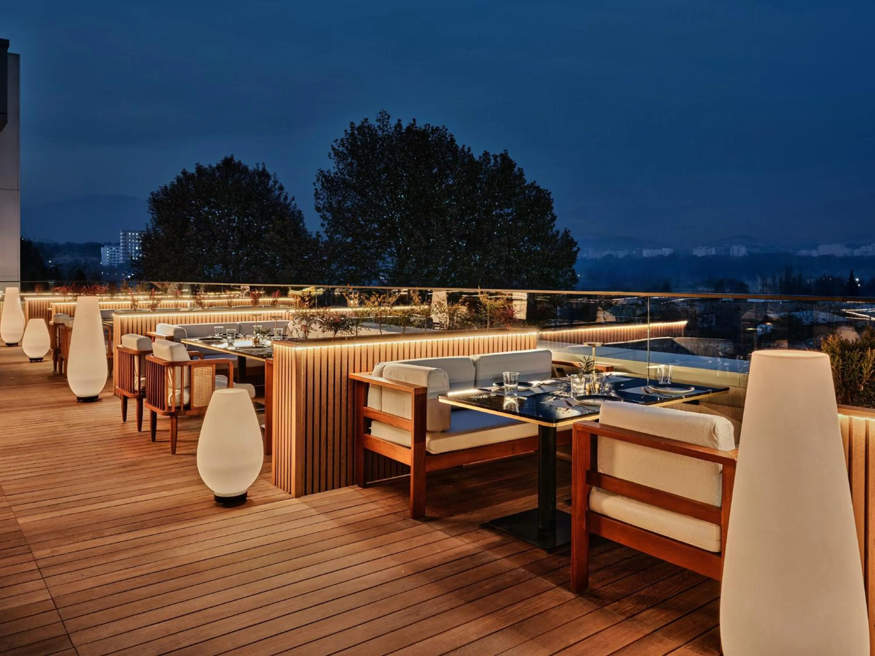 Lounge or bar in Crowne Plaza Dushanbe by IHG