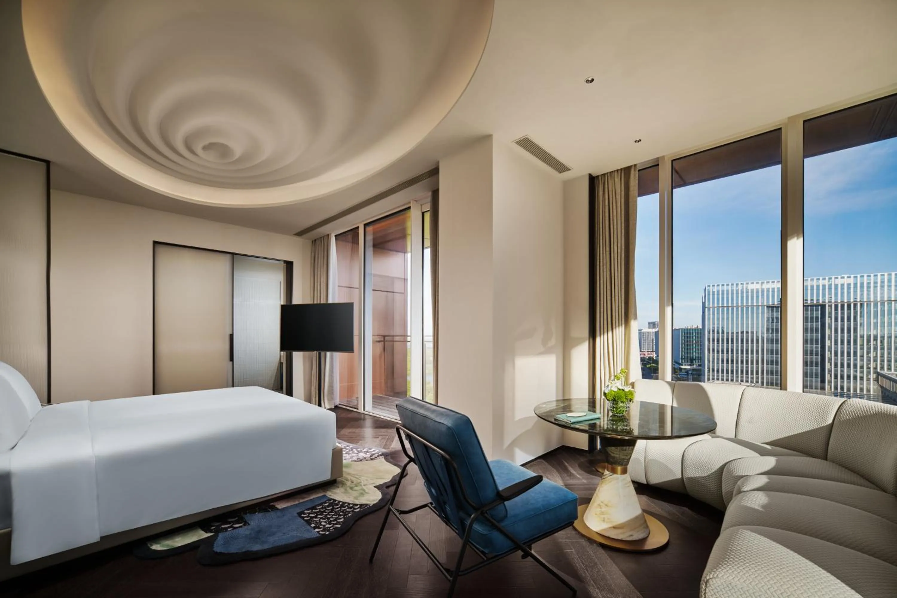 Photo of the whole room, Bed in Hotel Indigo Shanghai Harbour City