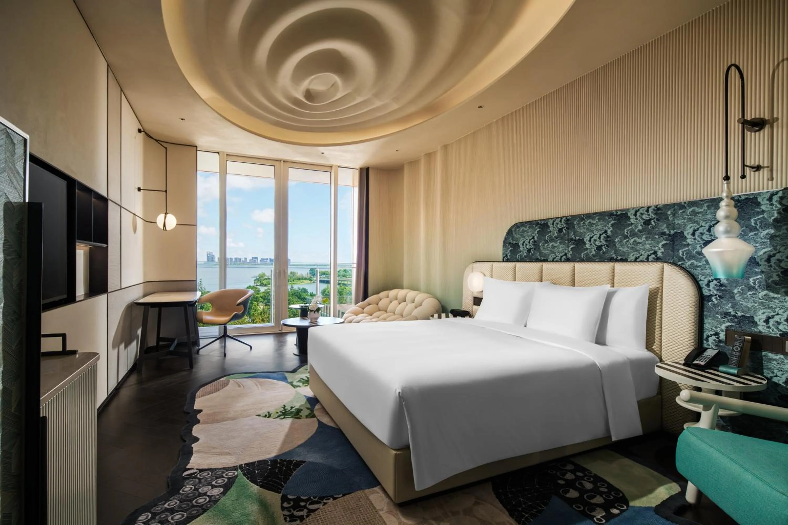 Photo of the whole room, Bed in Hotel Indigo Shanghai Harbour City