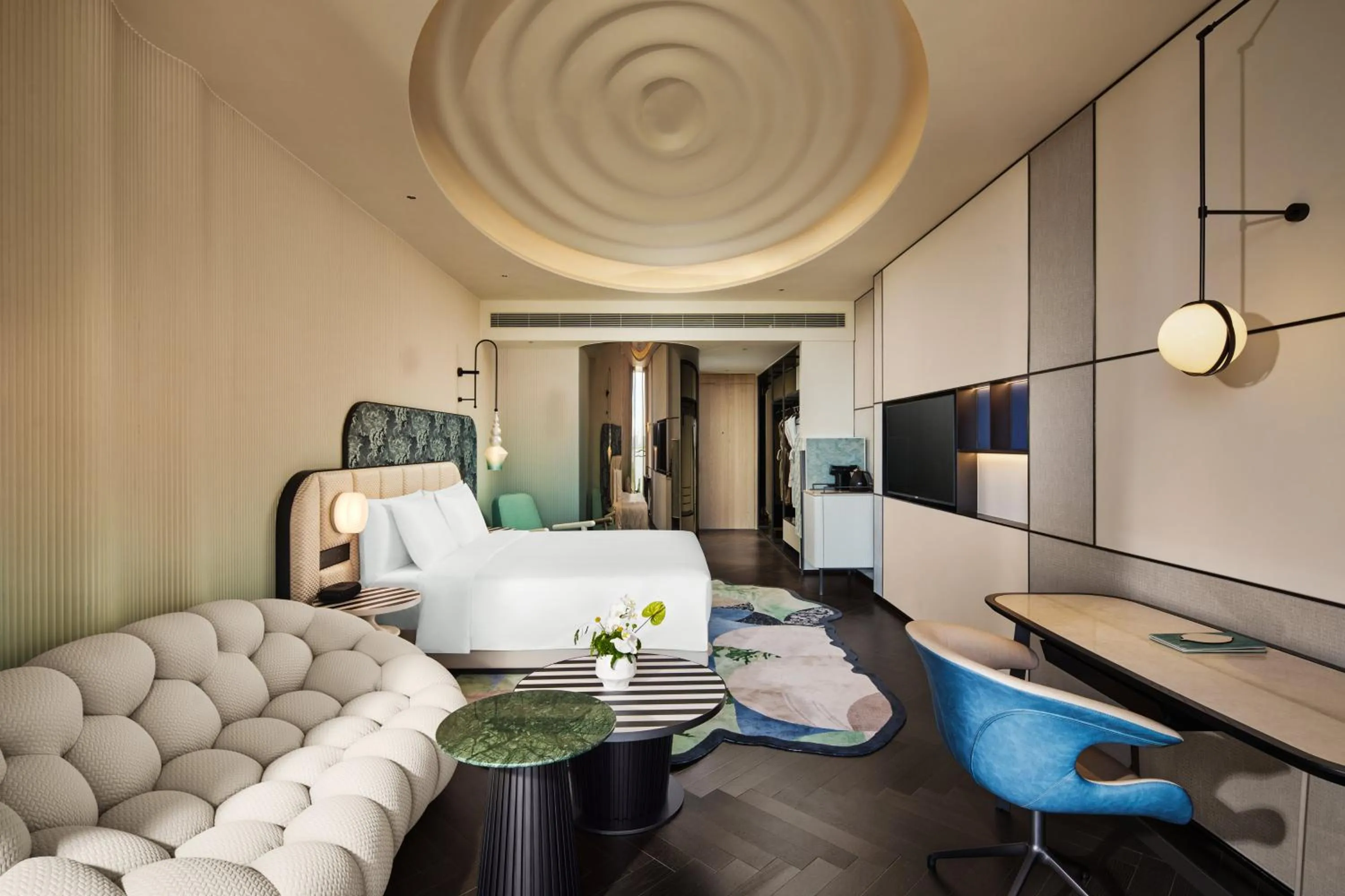 Photo of the whole room, Bed in Hotel Indigo Shanghai Harbour City