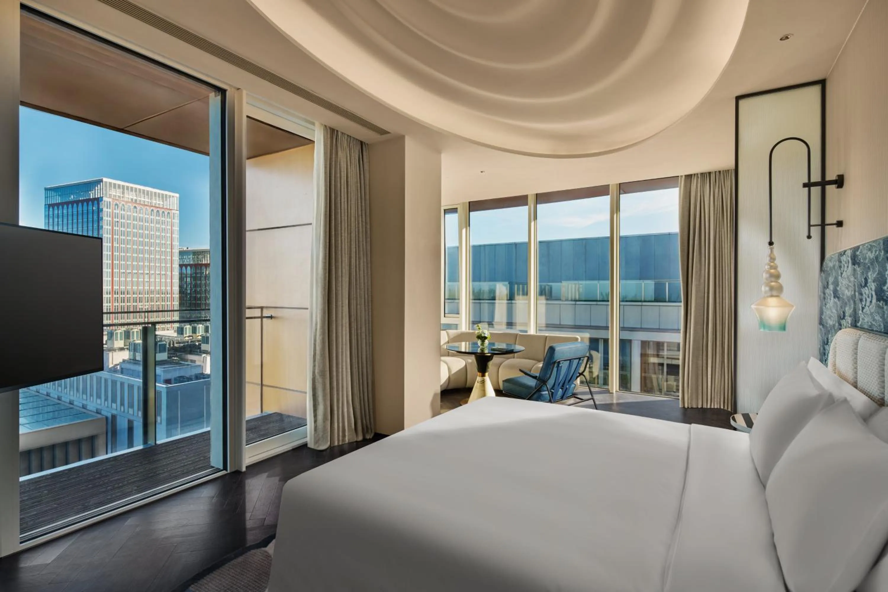 Photo of the whole room, Bed in Hotel Indigo Shanghai Harbour City