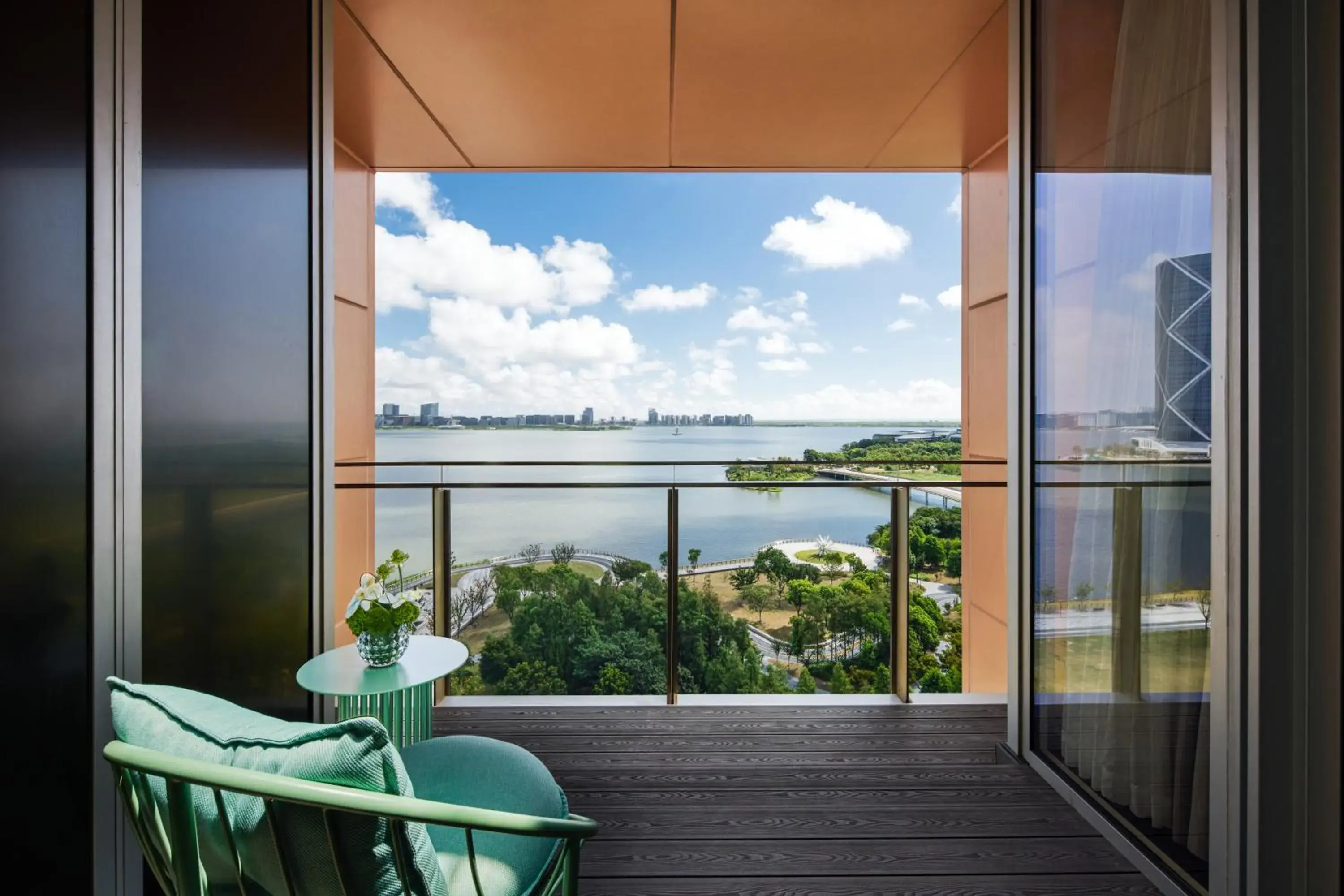 One-Bedroom King Suite with Lake View in Hotel Indigo Shanghai Harbour City One-Bedroom King Suite with Lake View in Hotel Indigo Shanghai Harbour City