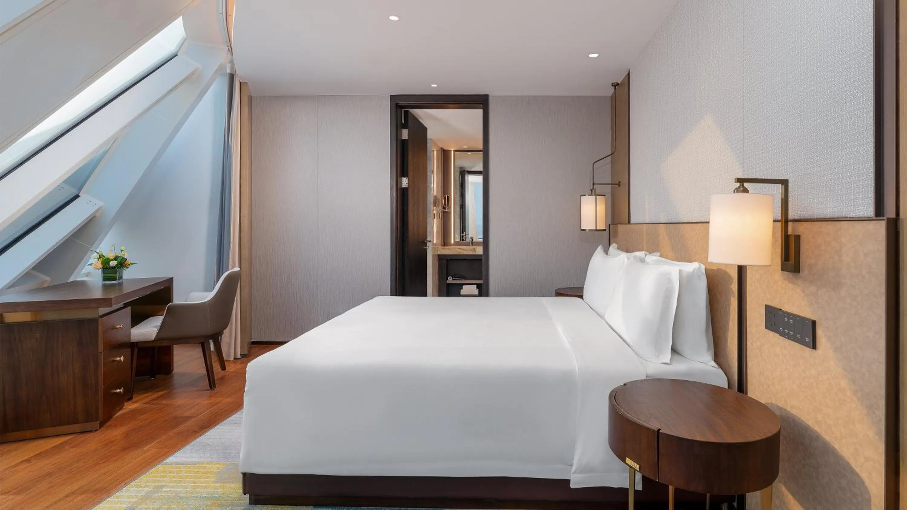 Photo of the whole room, Bed in Holiday Inn Xingtai Quancheng by IHG