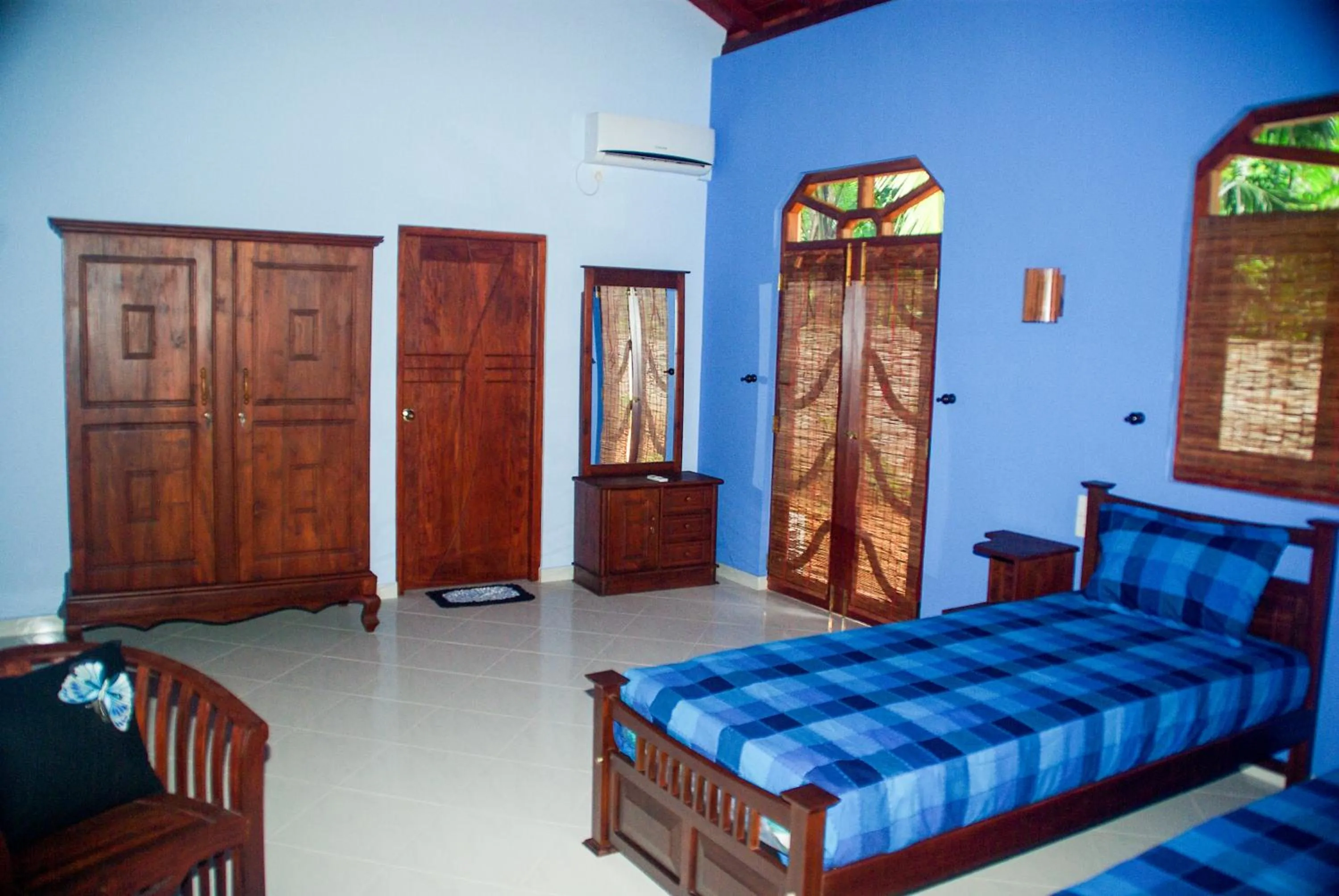 Photo of the whole room, Bed in King Coconut Lodge