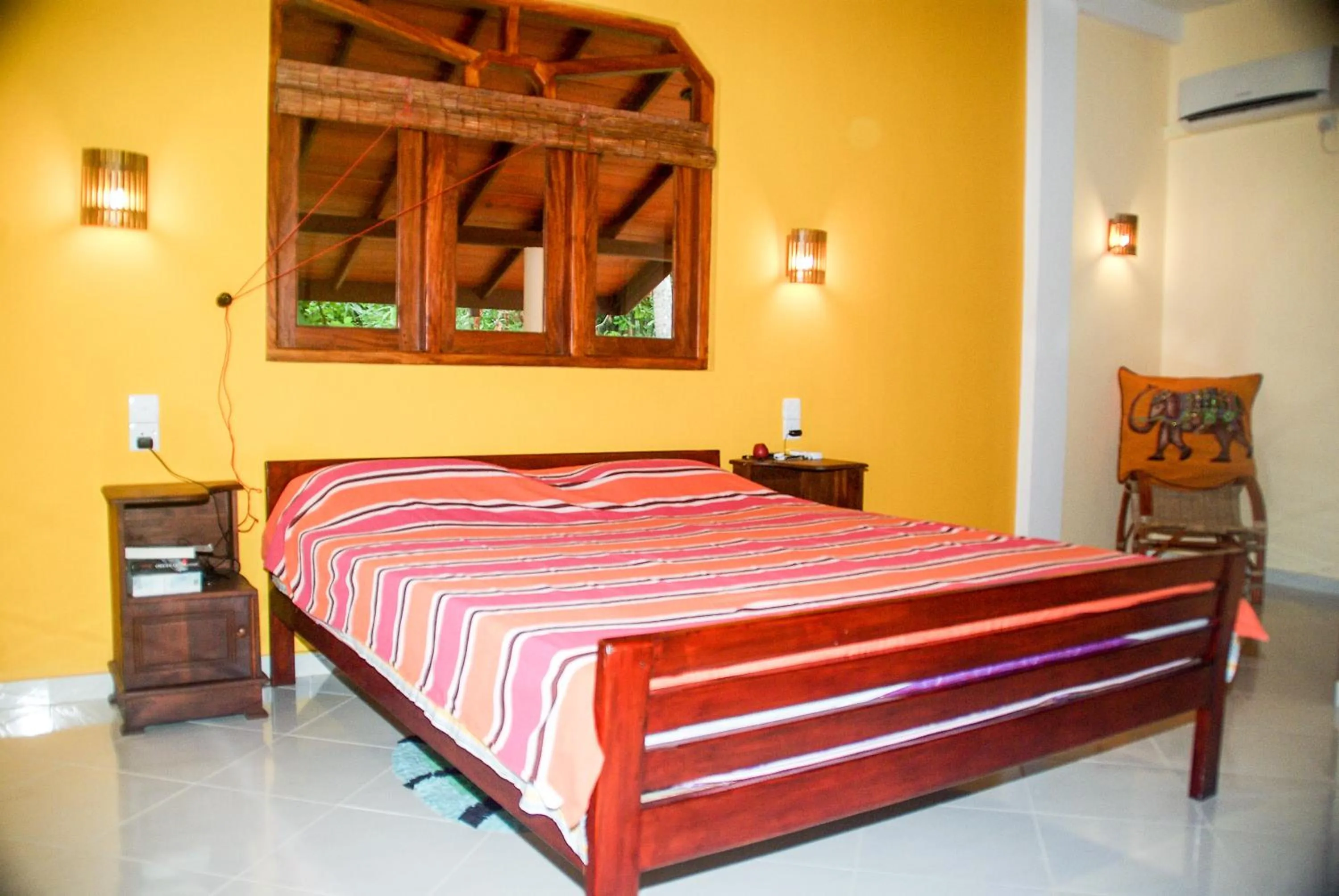 Photo of the whole room, Bed in King Coconut Lodge