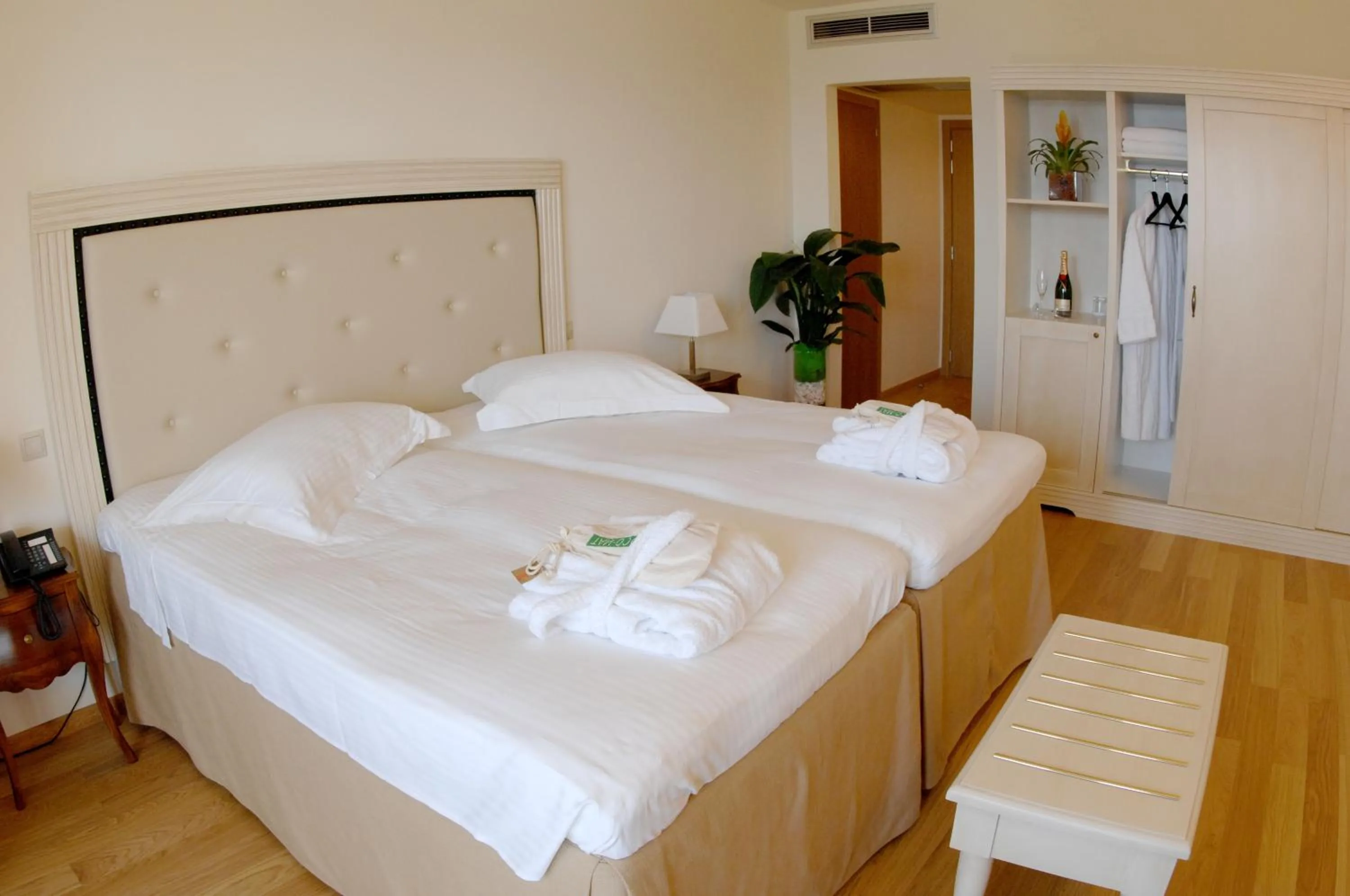 Photo of the whole room, Bed in Valis Resort Hotel