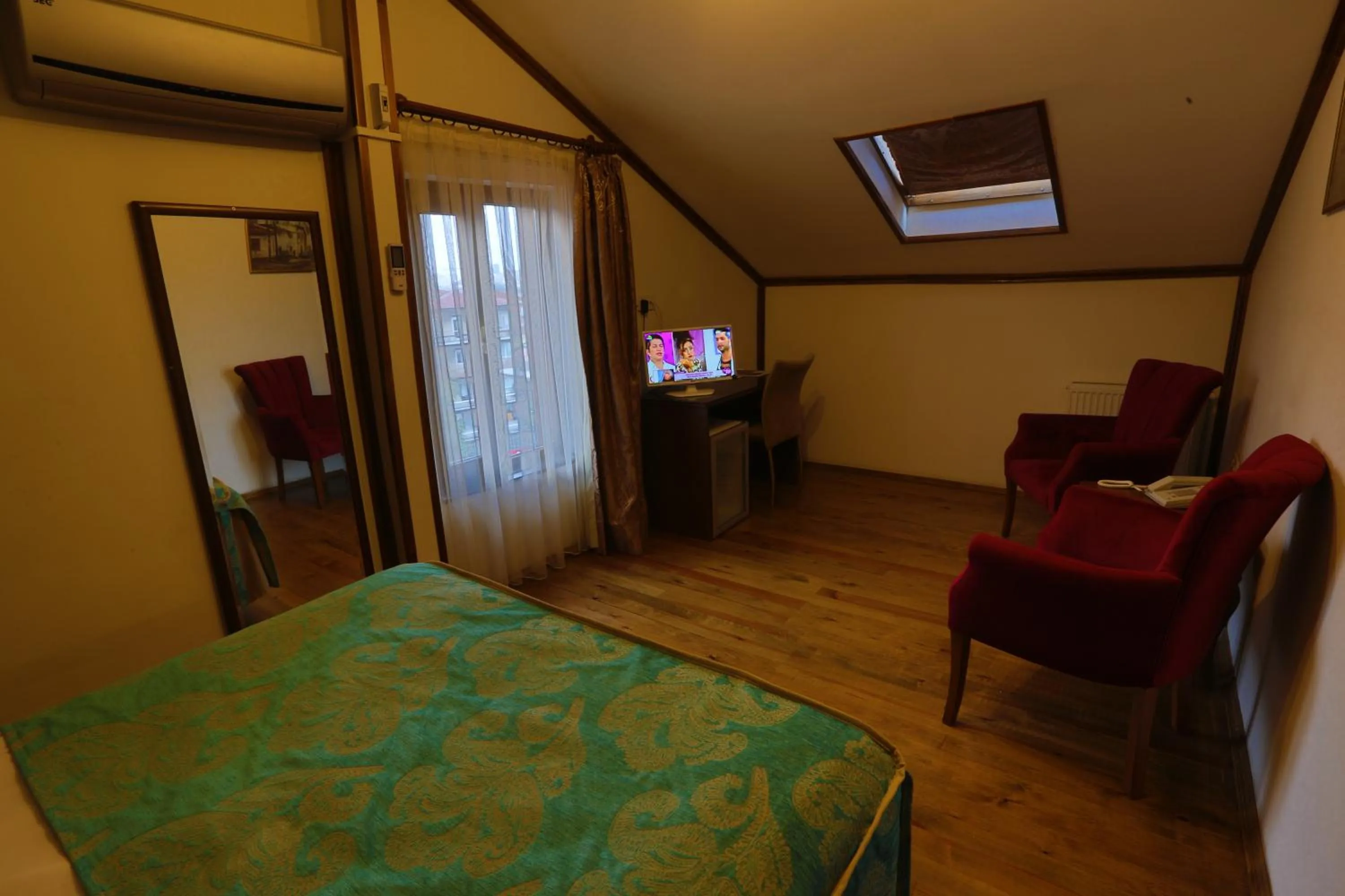 Shower, Bed in Hotel Ankatra