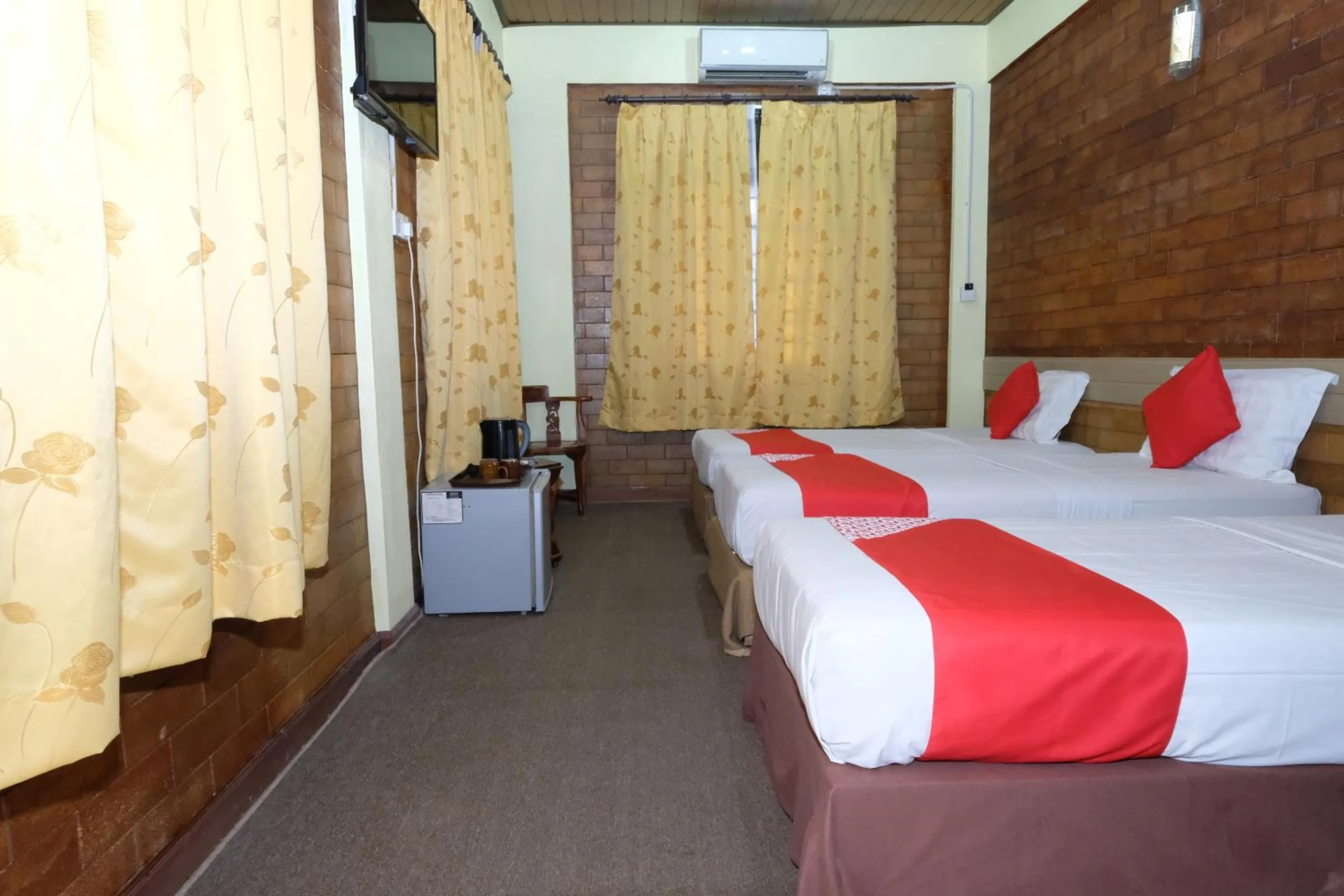 Photo of the whole room, Bed in OYO 1017 Al-inshirah Inn