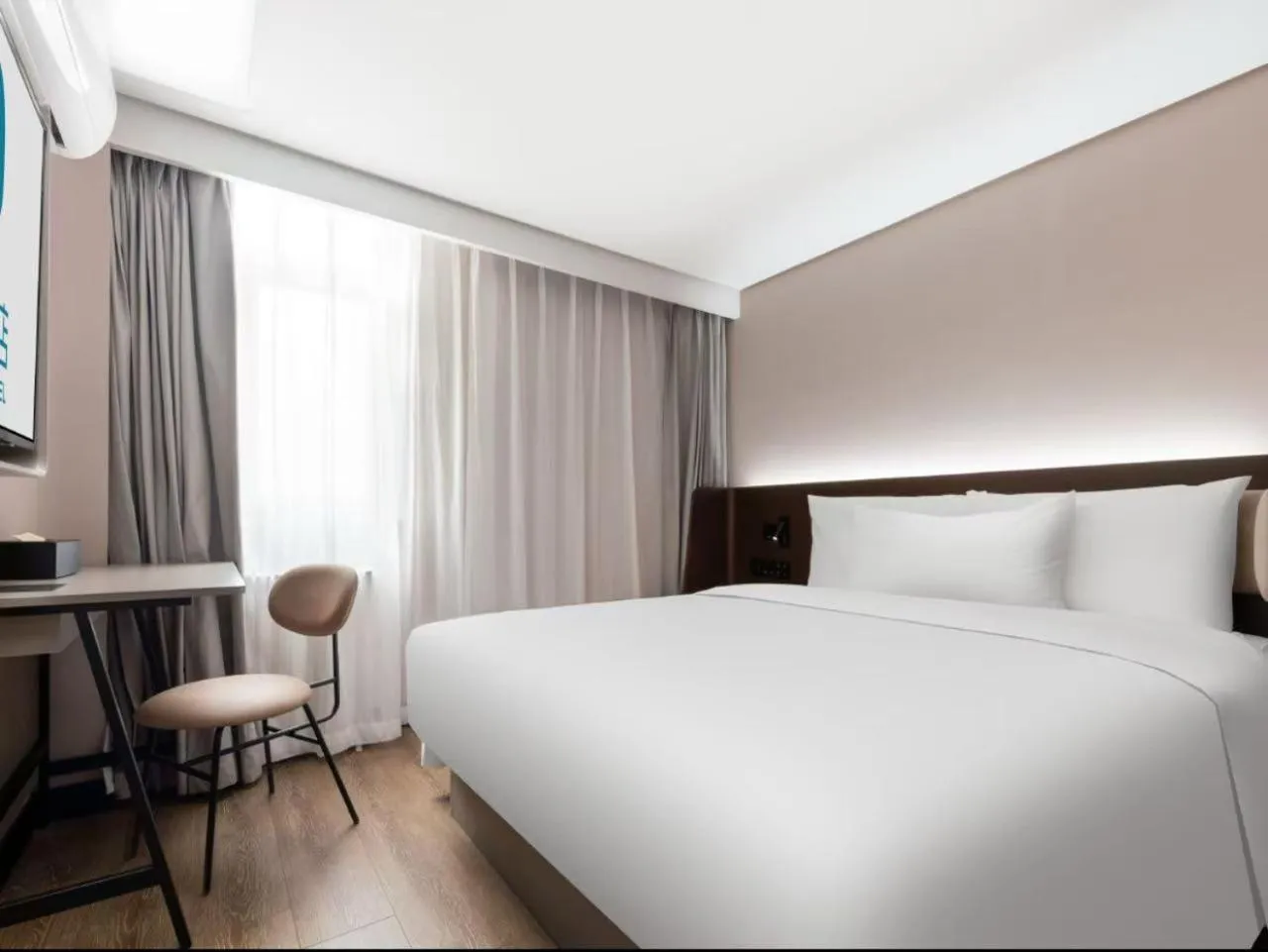 Bed in Hanting Hotel Beijing Fengtai Railway Station Subway Station