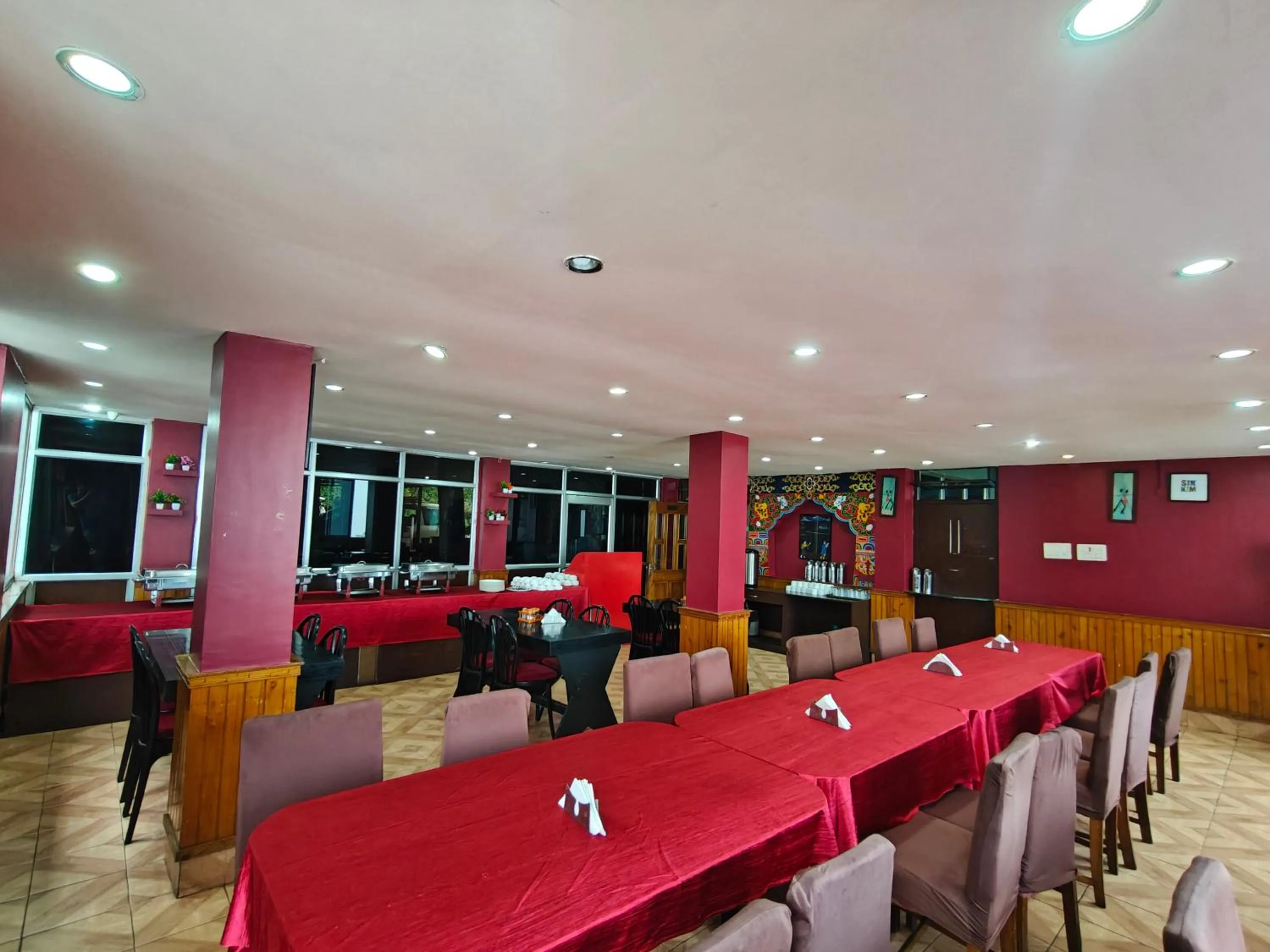 Restaurant/places to eat in Hotel Sunmount Mayal Retreat