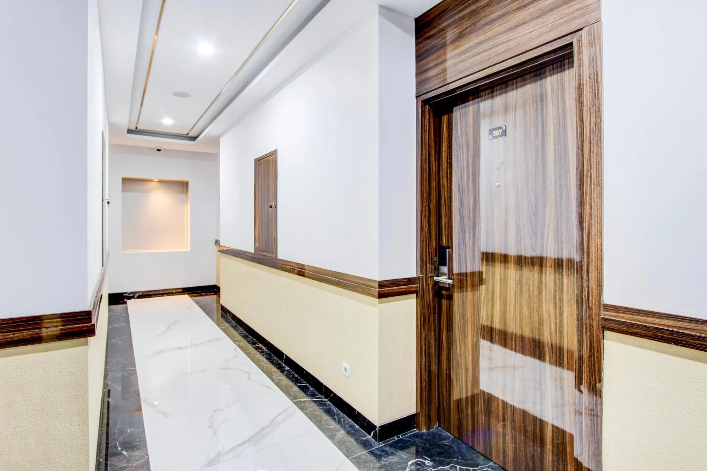 Lobby or reception in Townhouse OAK Near The Park Mall Semarang Formerly Semarang Boutique Hotel