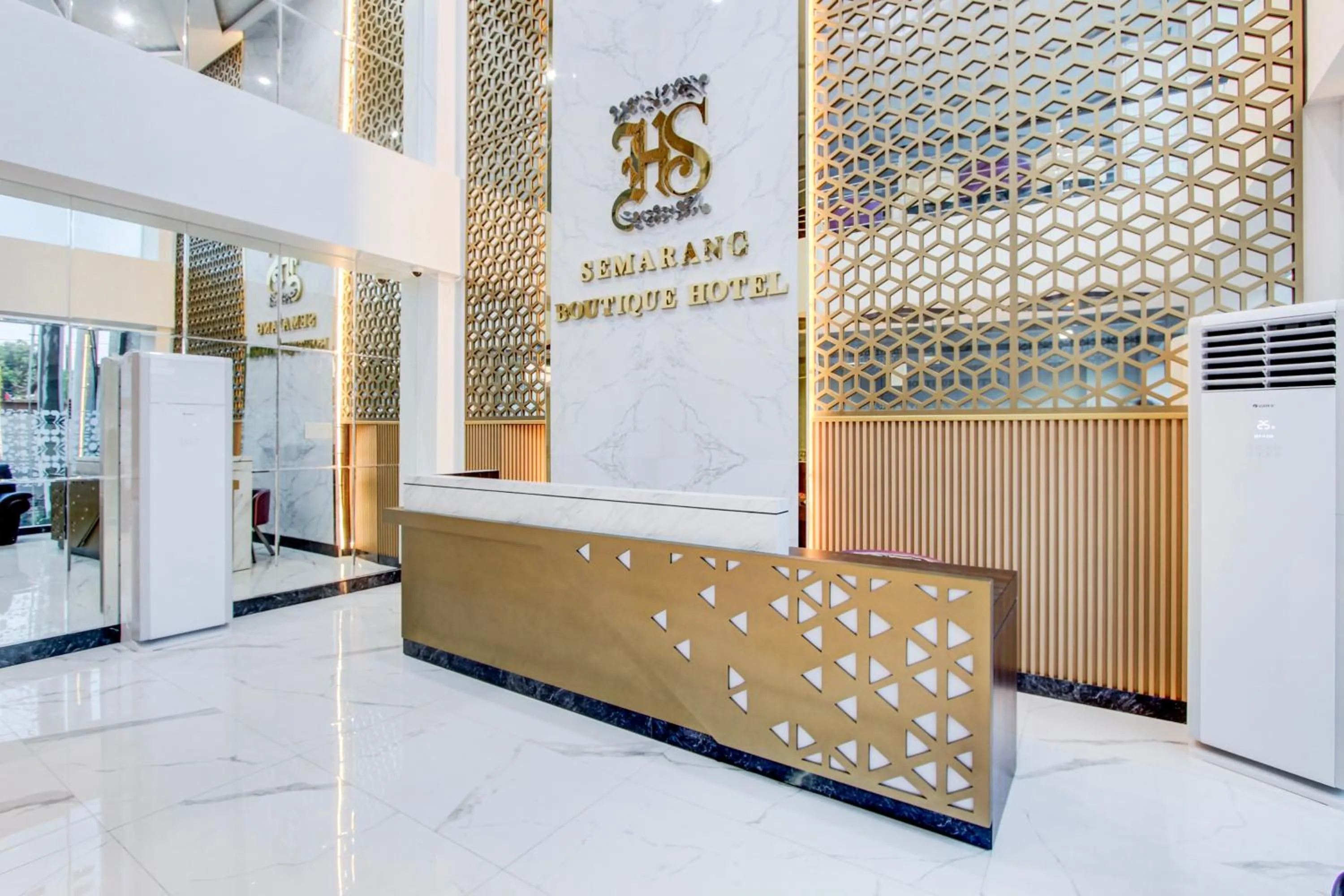 Lobby or reception in Townhouse OAK Near The Park Mall Semarang Formerly Semarang Boutique Hotel