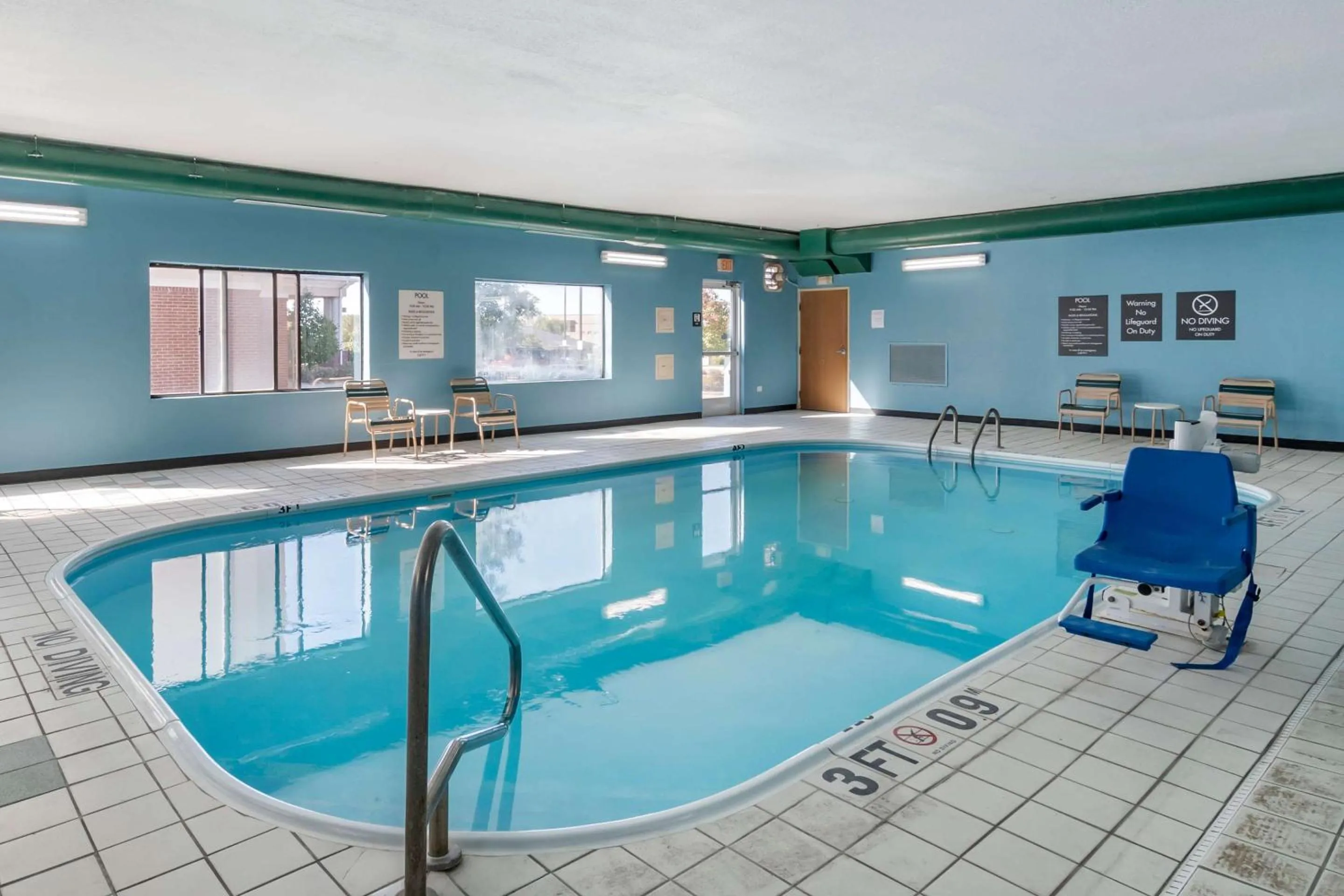 Swimming pool in Comfort Inn & Suites Emporia