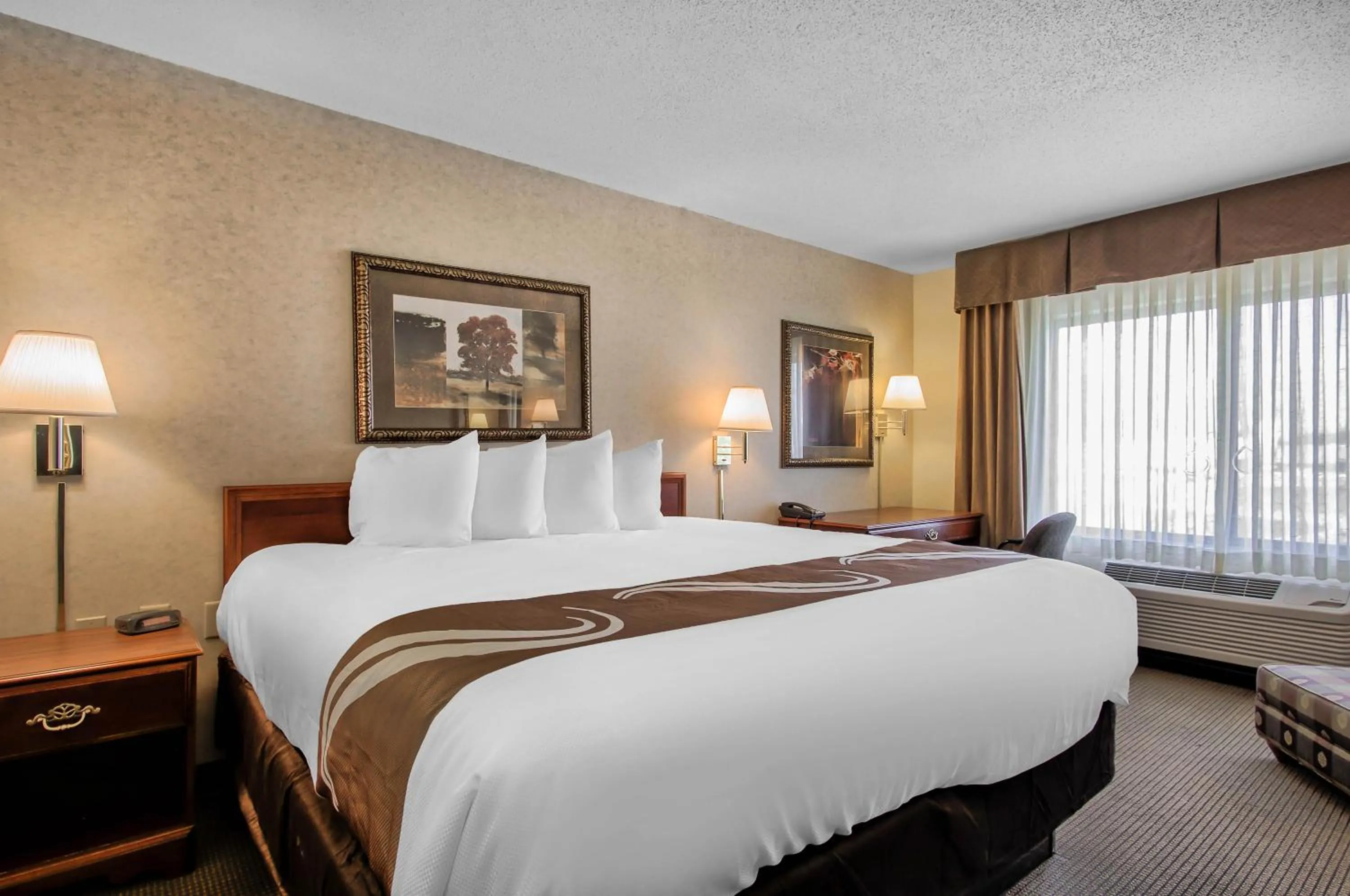 Bed in Comfort Inn & Suites Emporia