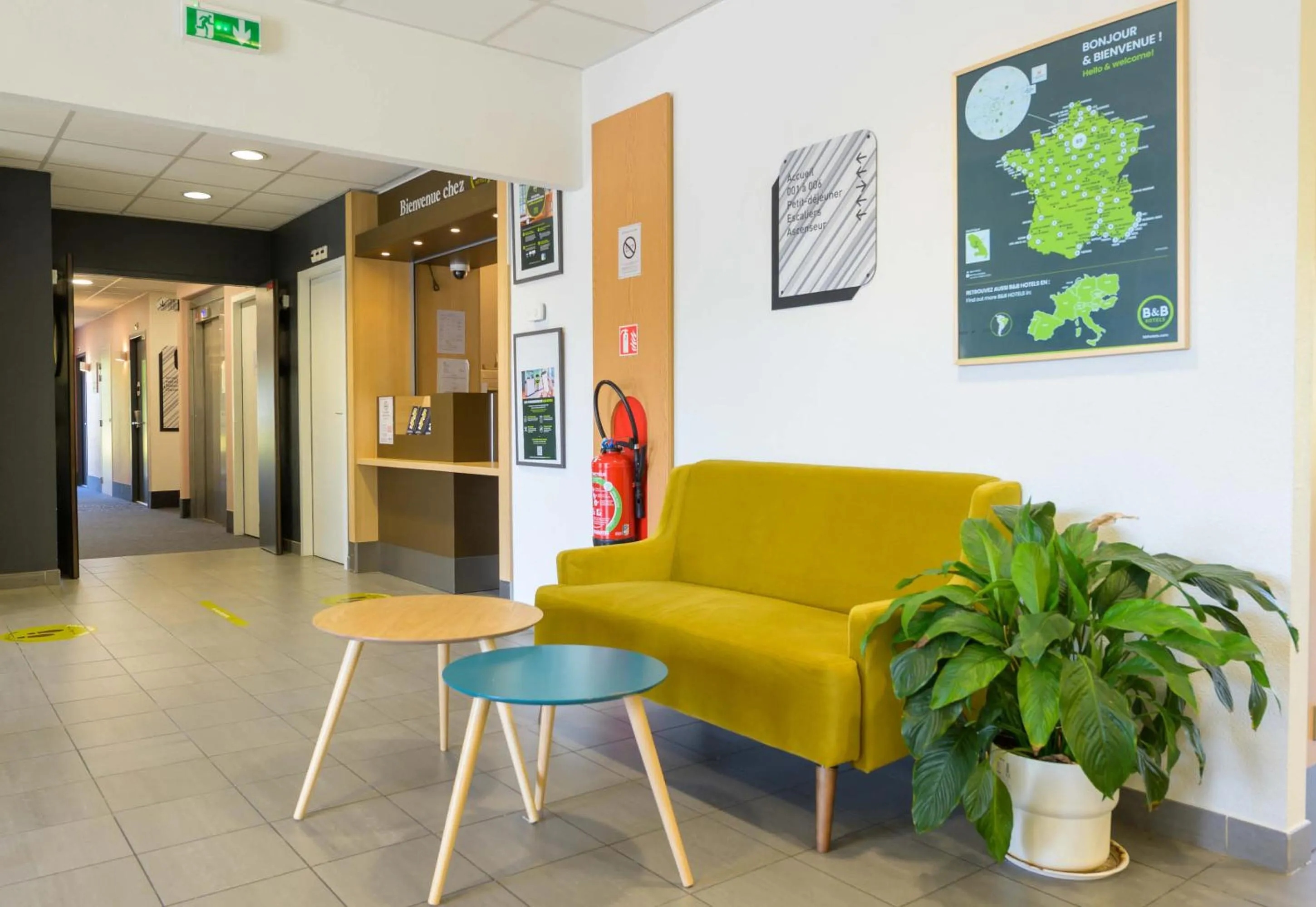 Seating area in B&B HOTEL Lieusaint Carré Sénart