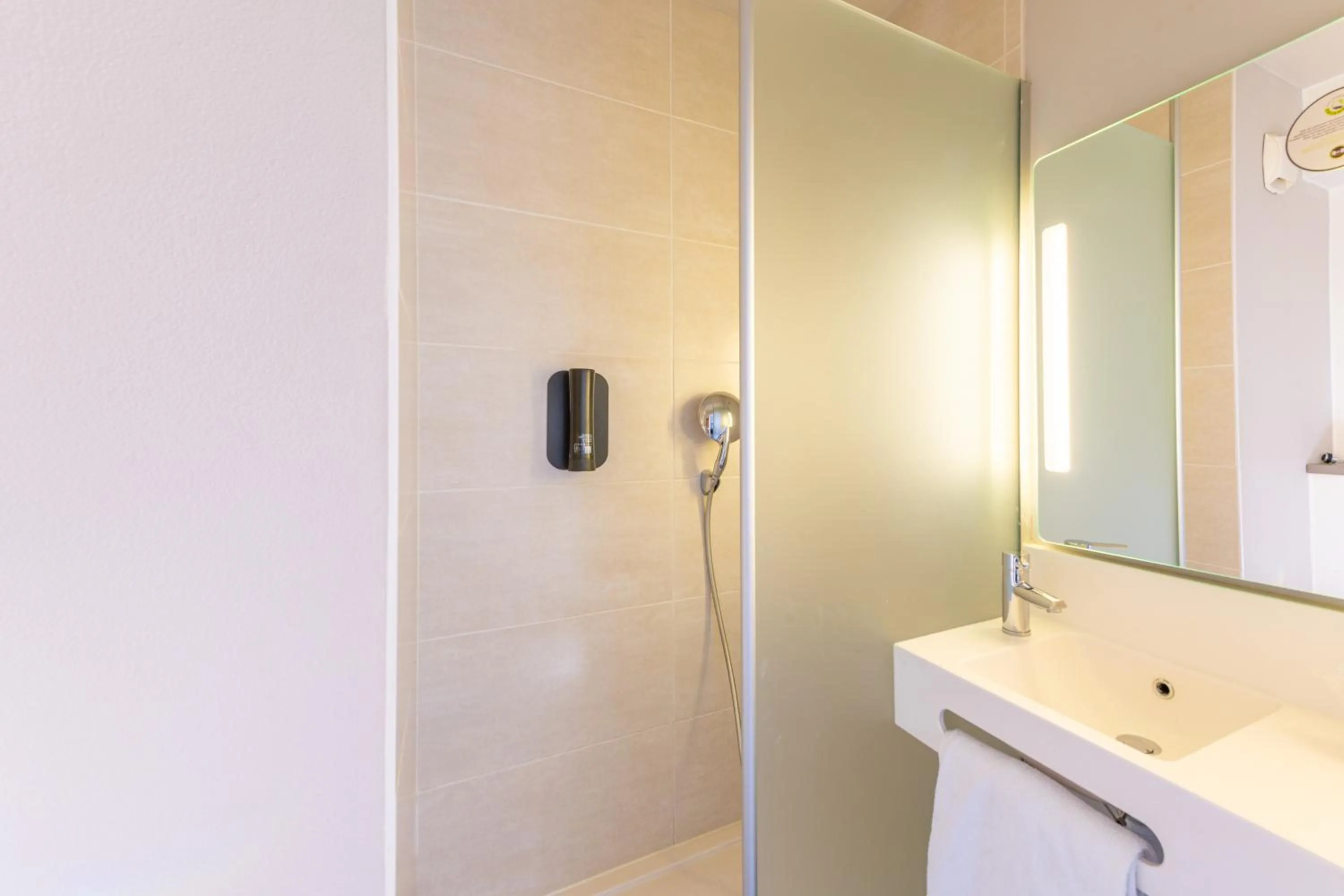 Bathroom in B&B HOTEL Lieusaint Carré Sénart