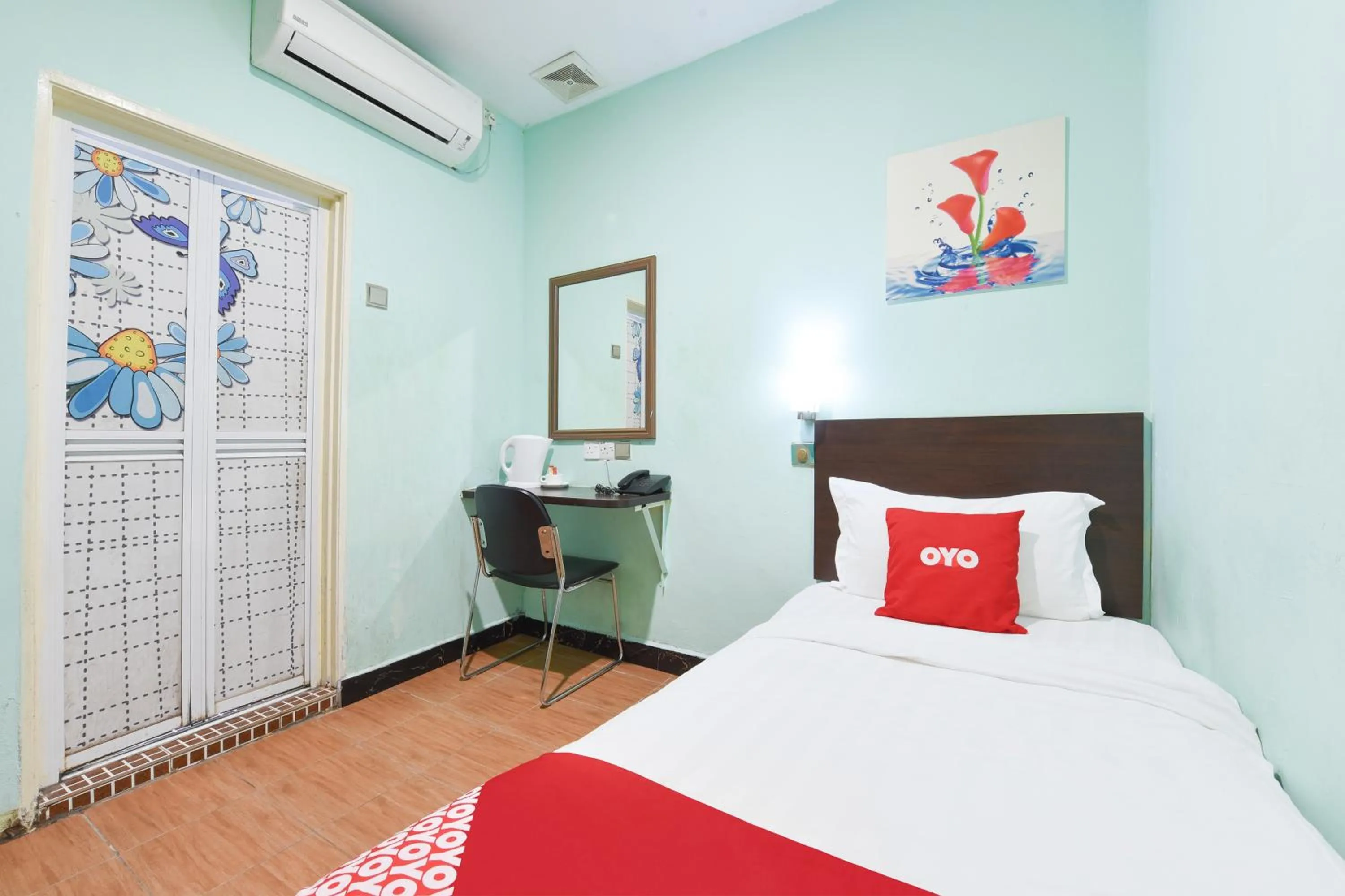 Photo of the whole room, Bed in Dancenter G Home Hotel