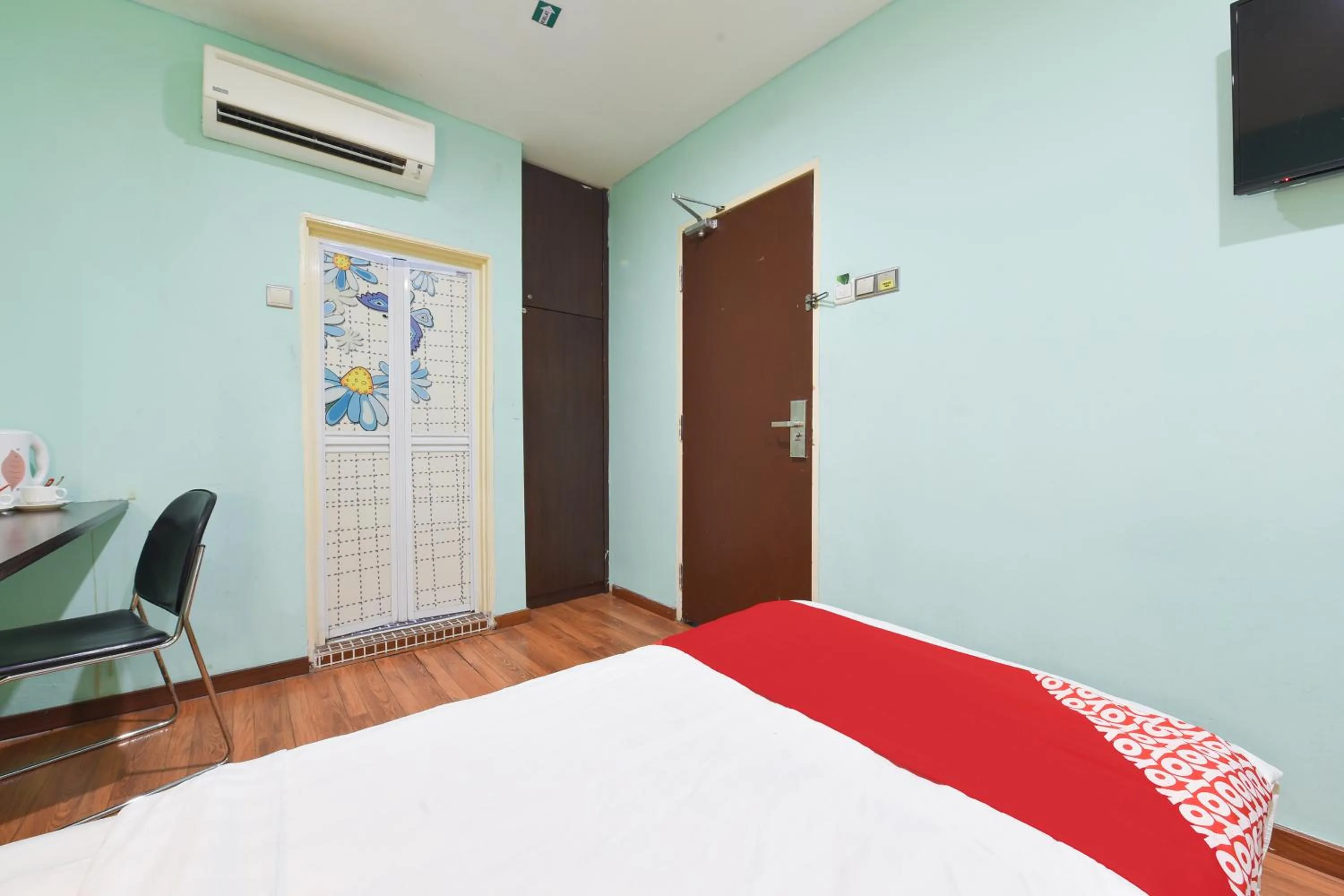 Photo of the whole room, Bed in Dancenter G Home Hotel